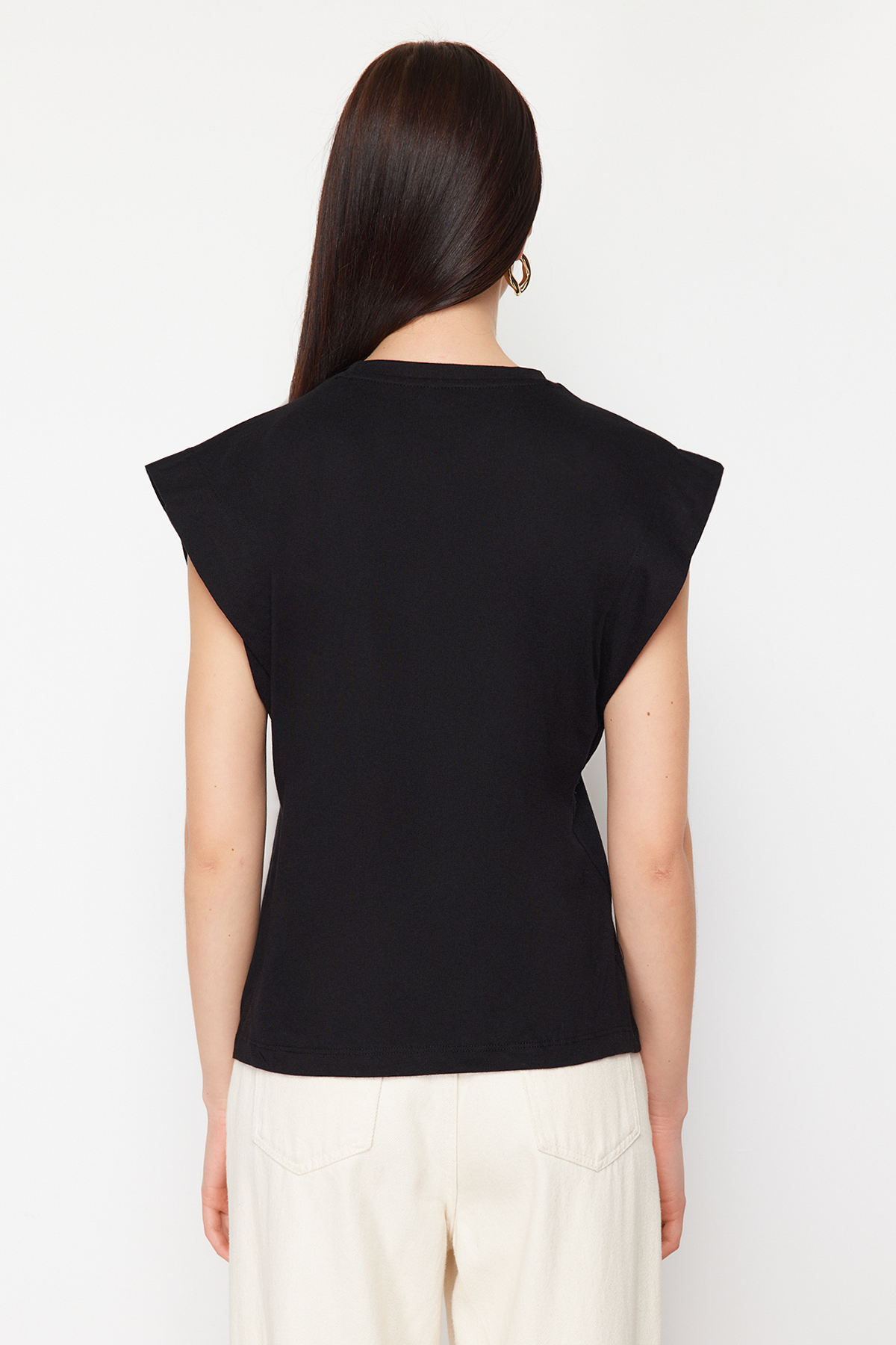 Trendyolmilla  Siyah %100 Pamuk Düğme Detaylı Vatka Görünümlü Basic Bisiklet Yaka Örme T-Shirt TWOSS23TS00016 - Görsel 6