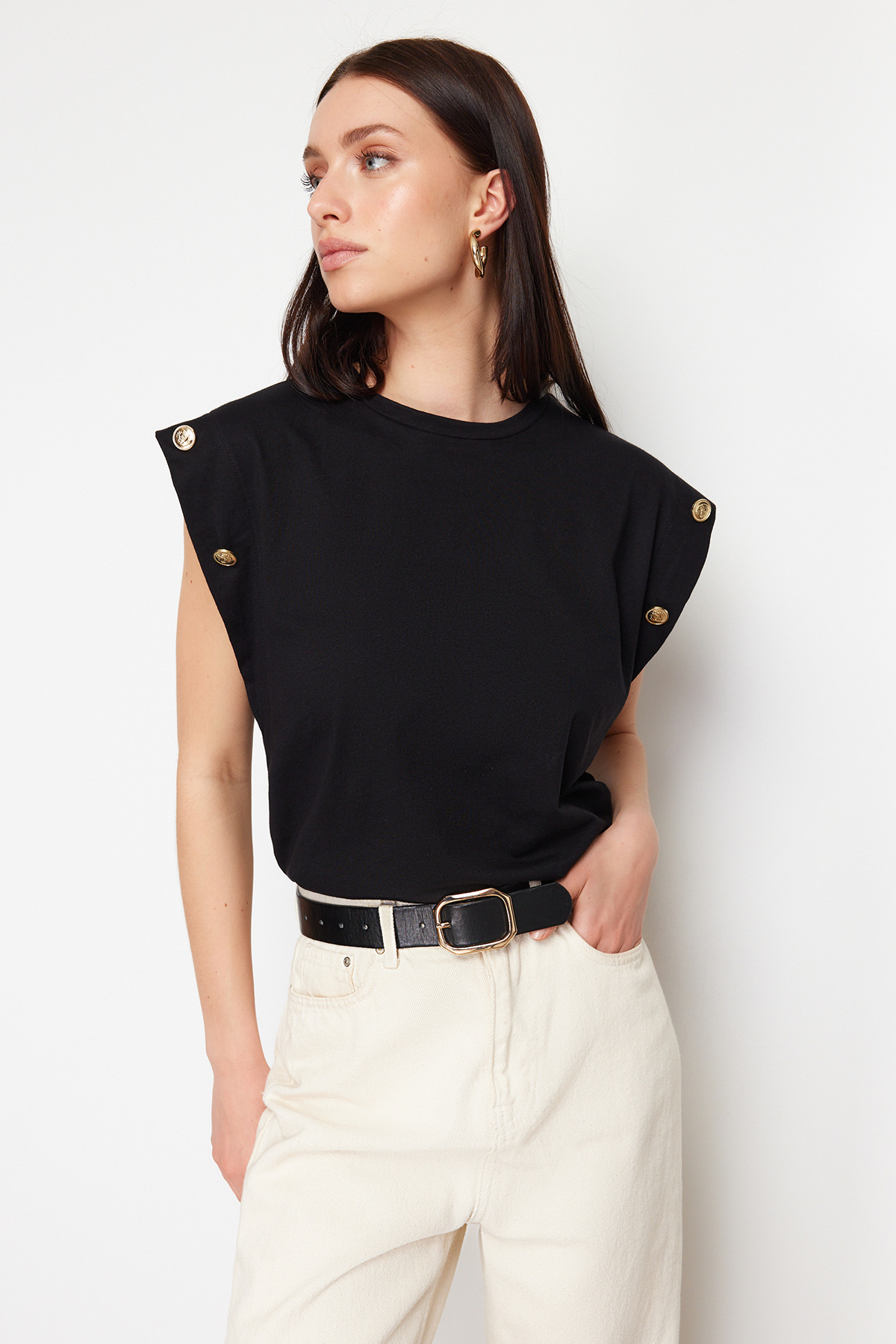 Trendyolmilla  Siyah %100 Pamuk Düğme Detaylı Vatka Görünümlü Basic Bisiklet Yaka Örme T-Shirt TWOSS23TS00016 - Görsel 3