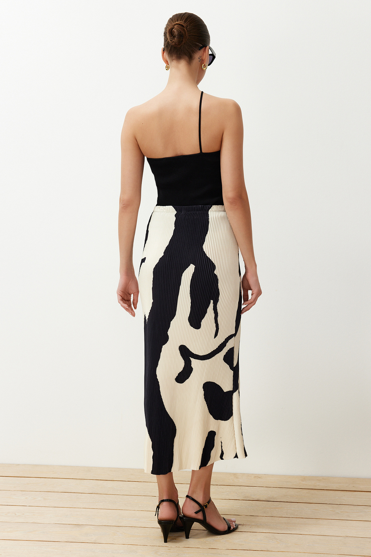 Trendyol Collection-Fusta tricotată elastică midi imprimată în linie A plisată abstractă ecru TWOSS24ET00209 6
