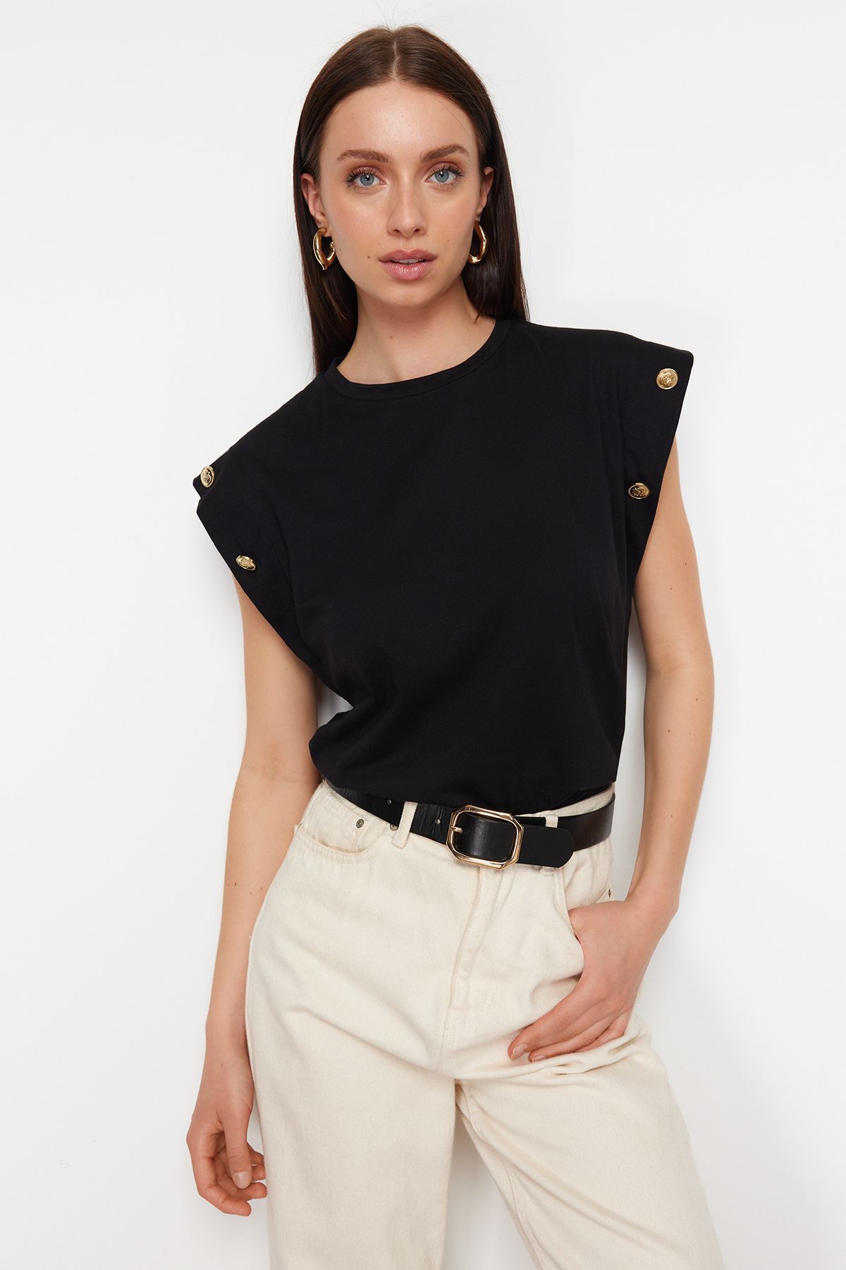 Trendyol Collection Czarna, 100% bawełna, guziki, szczegółowy wygląd waty, podstawowy, dzianinowy T-Shirt z okrągłym dekoltem TWOSS23TS00016
