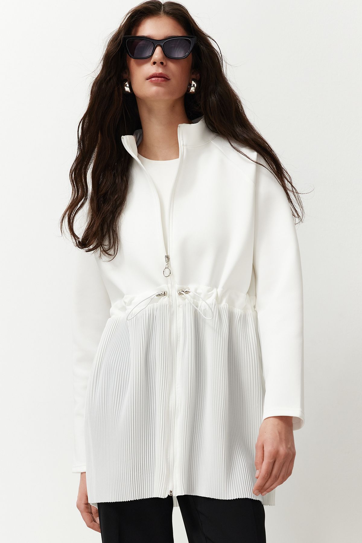 Trendyol Modest Ecrufarbene Scuba-Tunika mit Falten und Reißverschluss – Tauchsaum TCTSS24UK00035