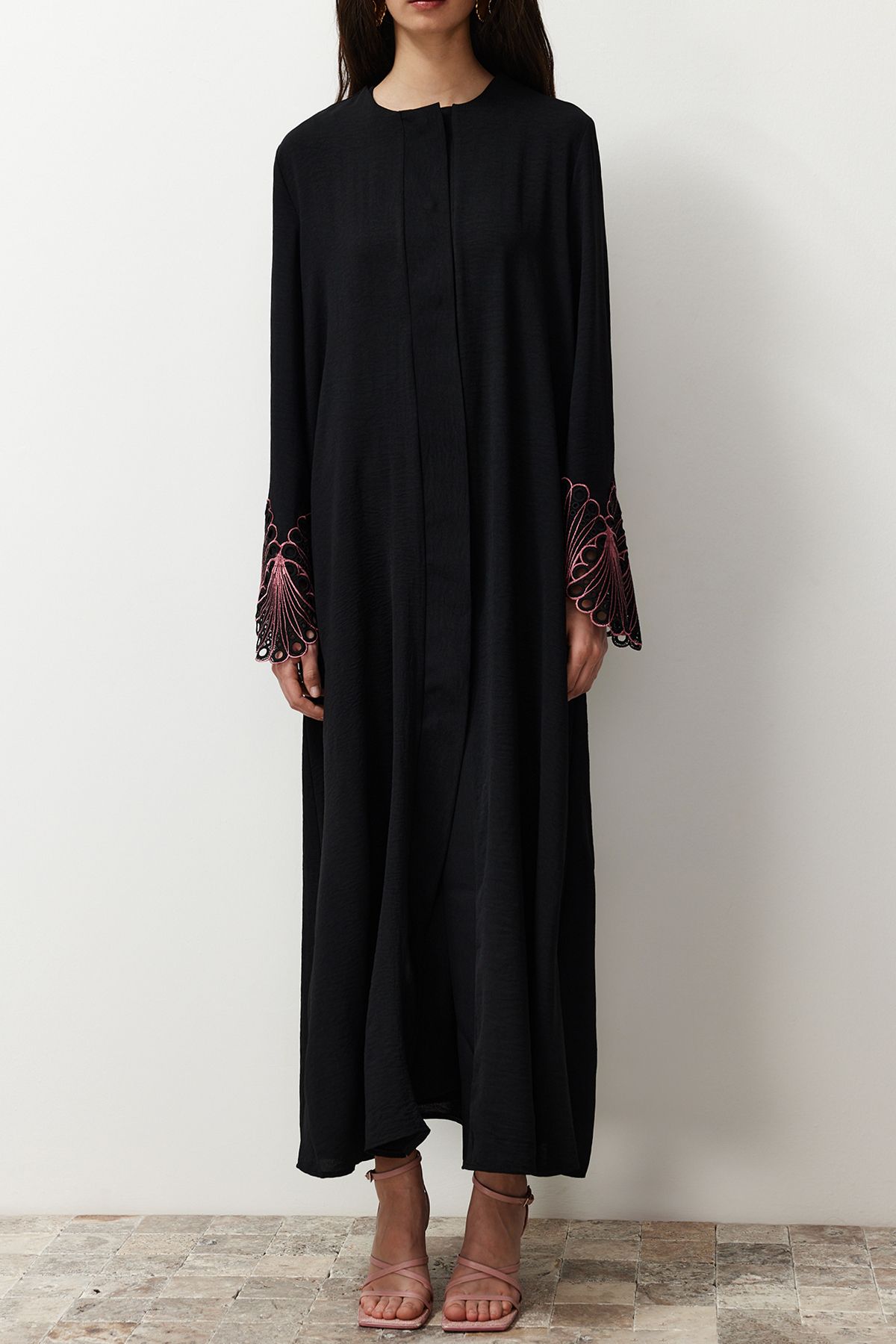 Trendyol Modest-Черна дантела/бродерия с детайлна тъкана наметка и абая и джалабия TCTSS24KF00015 5