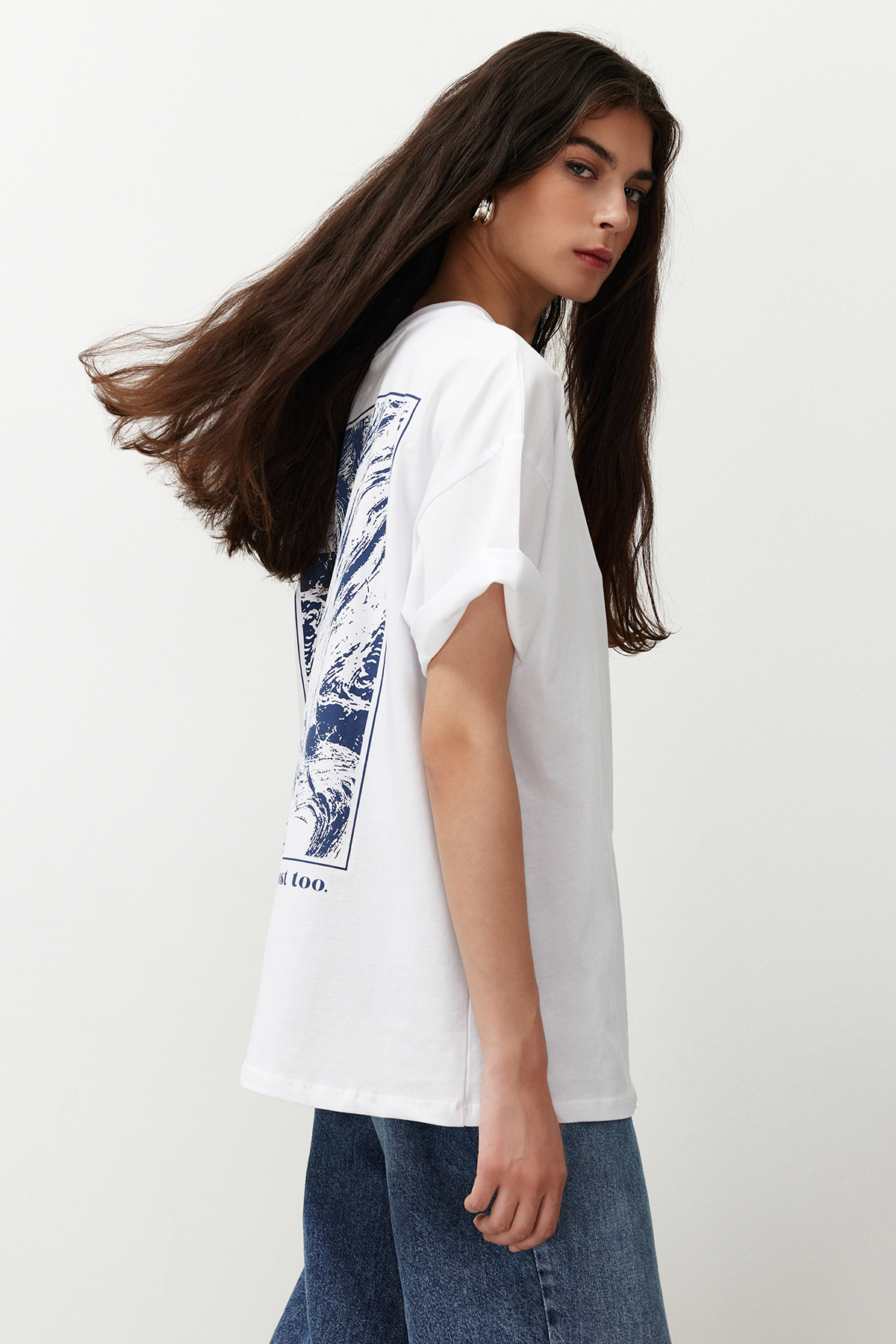 Trendyolmilla  Beyaz %100 Pamuk Sırt ve Ön Baskılı Oversize/Rahat Kesim Örme T-Shirt TWOSS24TS00234 - Görsel 2