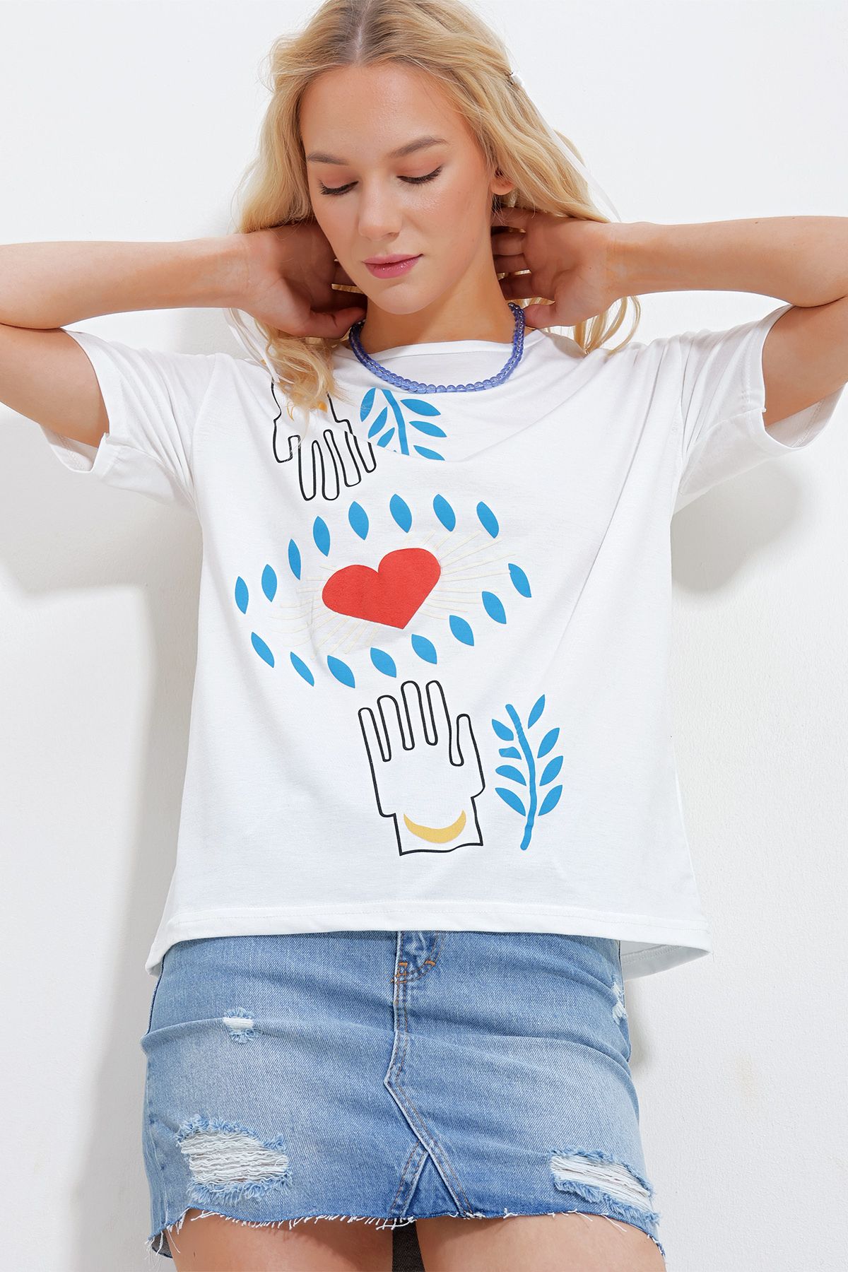 Trend Alaçatı Stili-Tricou de damă, alb, cu decolteu turn, imprimat supradimensionat din bumbac pieptănat ALC-X11960 5