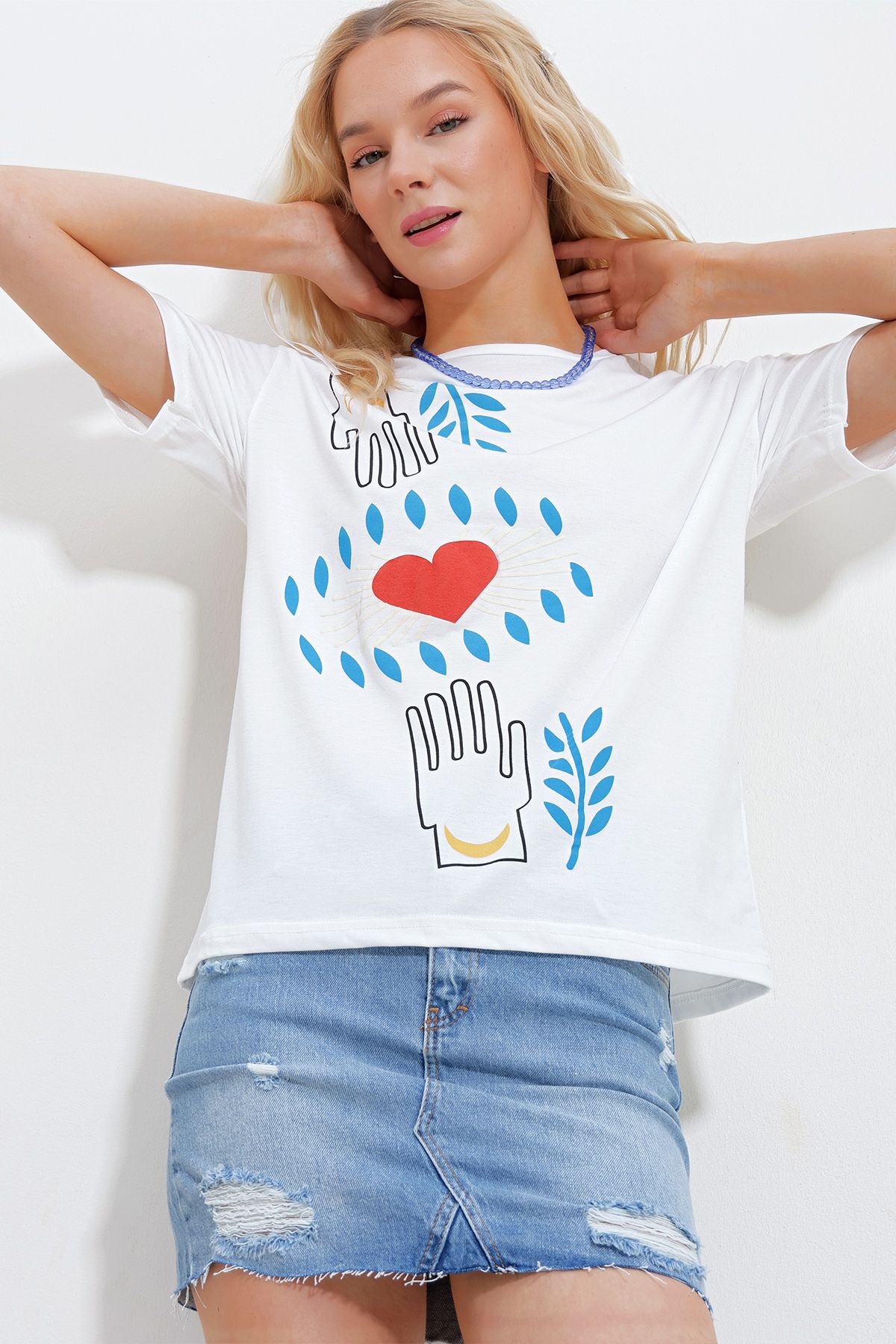 Trend Alaçatı Stili-Tricou de damă, alb, cu decolteu turn, imprimat supradimensionat din bumbac pieptănat ALC-X11960 3