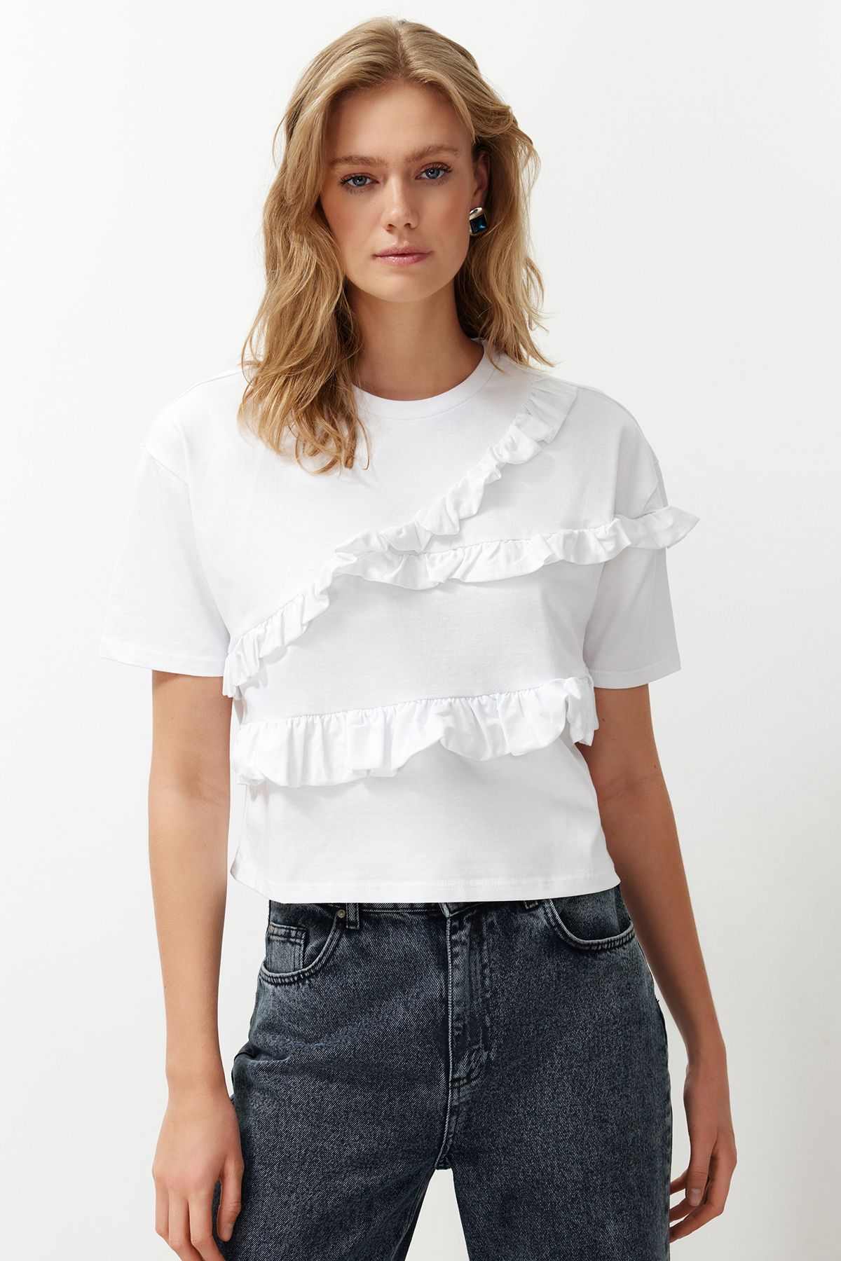 Trendyol Collection Biała, 100% Bawełna, Falbana, Szczegółowy, Luźny/wygodny Krój, Dzianinowa Koszulka Z Krótkim Rękawem Kobieta - L