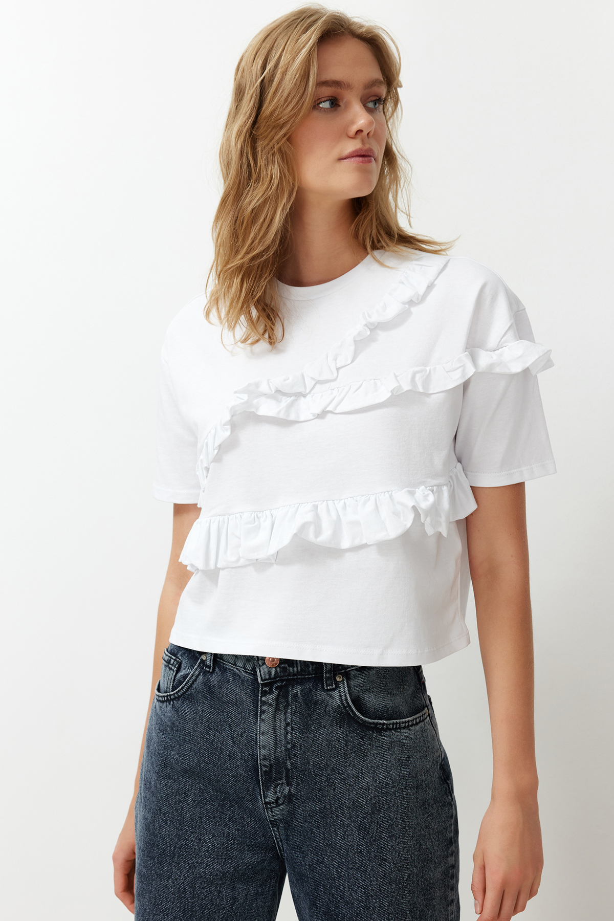 Trendyolmilla  Beyaz %100 Kalın Pamuklu Fırfır Detaylı Relaxed/Rahat Kalıp Kısa Kollu Örme T-Shirt TWOSS24TS00232 - Görsel 3