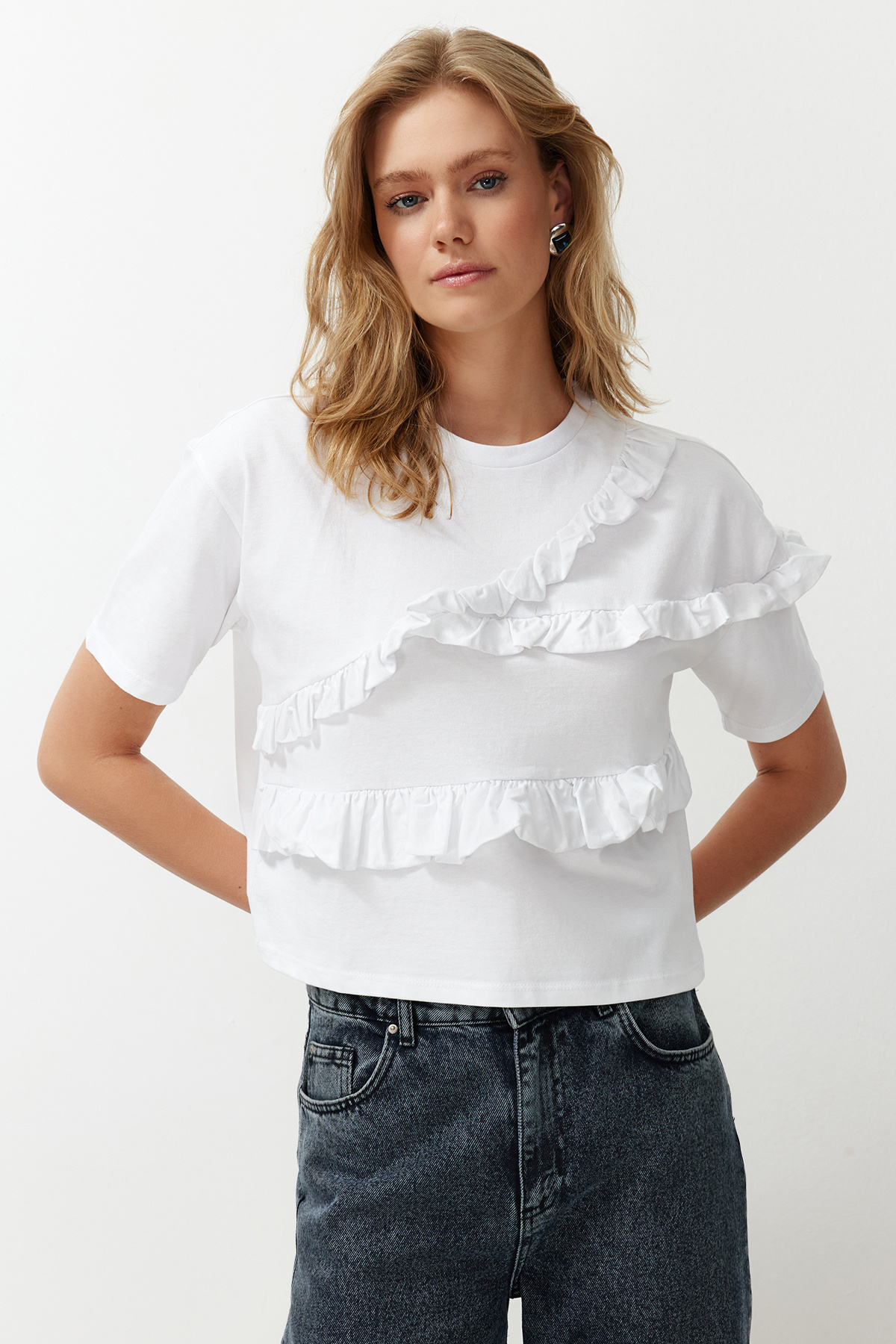 Trendyolmilla  Beyaz %100 Kalın Pamuklu Fırfır Detaylı Relaxed/Rahat Kalıp Kısa Kollu Örme T-Shirt TWOSS24TS00232 - Görsel 2