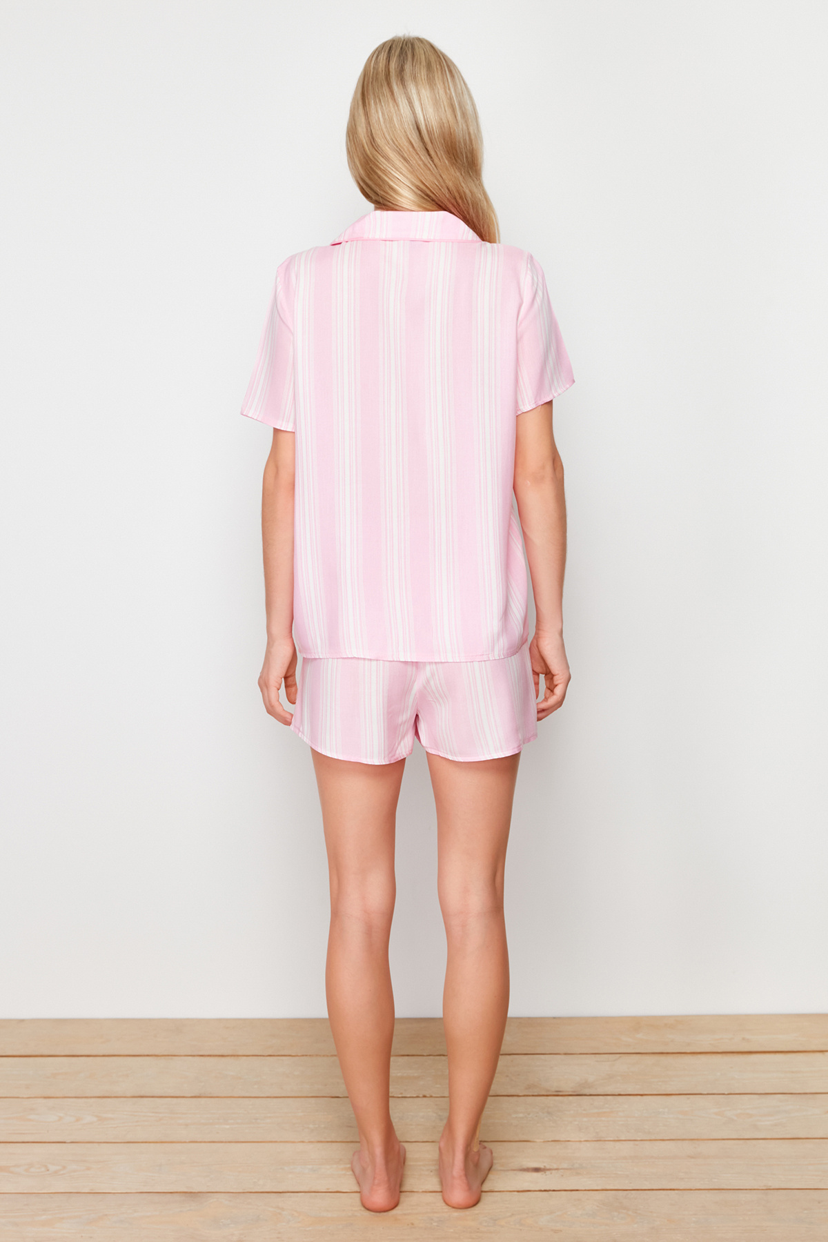 Trendyolmilla  Pembe Çizgili Biye Detaylı Viskon Şortlu Dokuma Pijama Takımı THMSS24PT00279 - Görsel 6