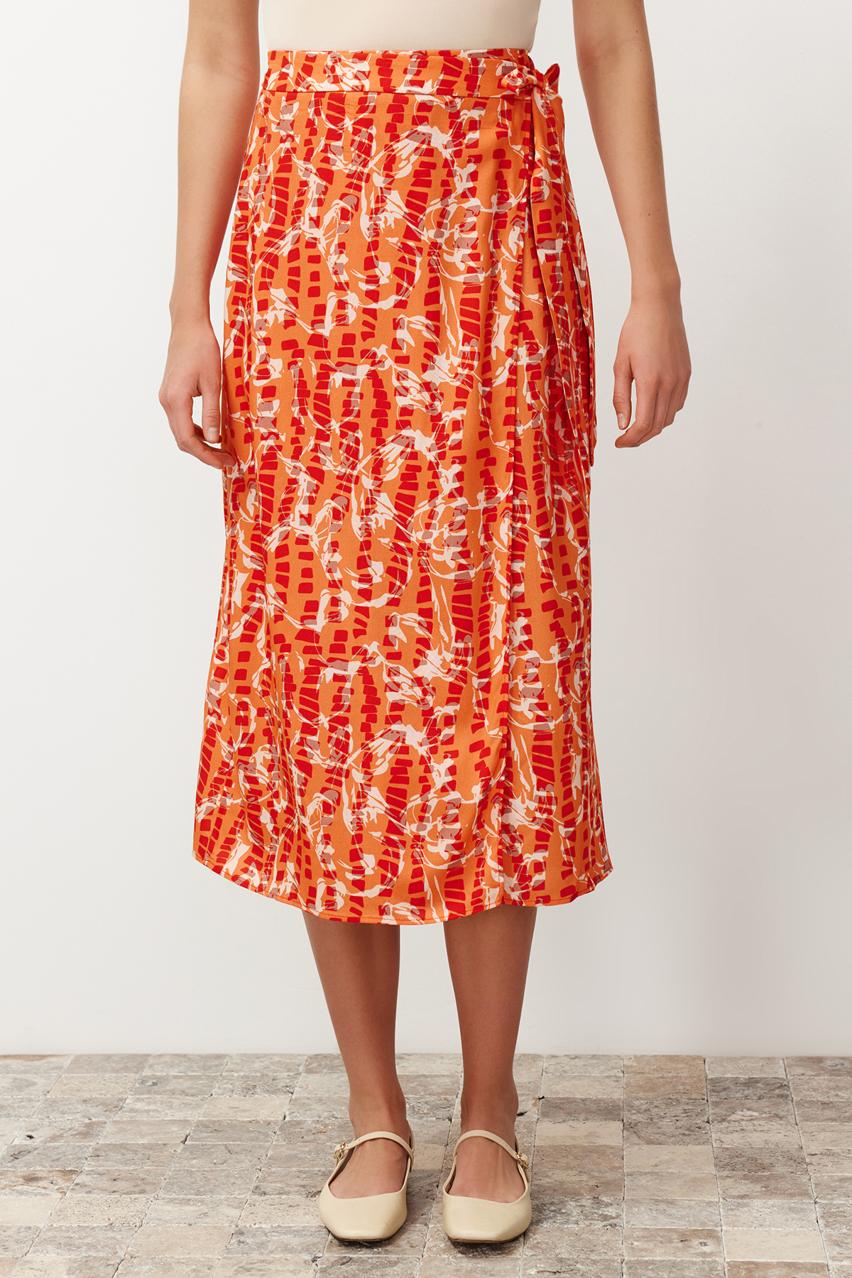  TRENDYOLM?LLA Turuncu Ciçek Desenli Viskon Kuma?l? Midi Dokuma Etek