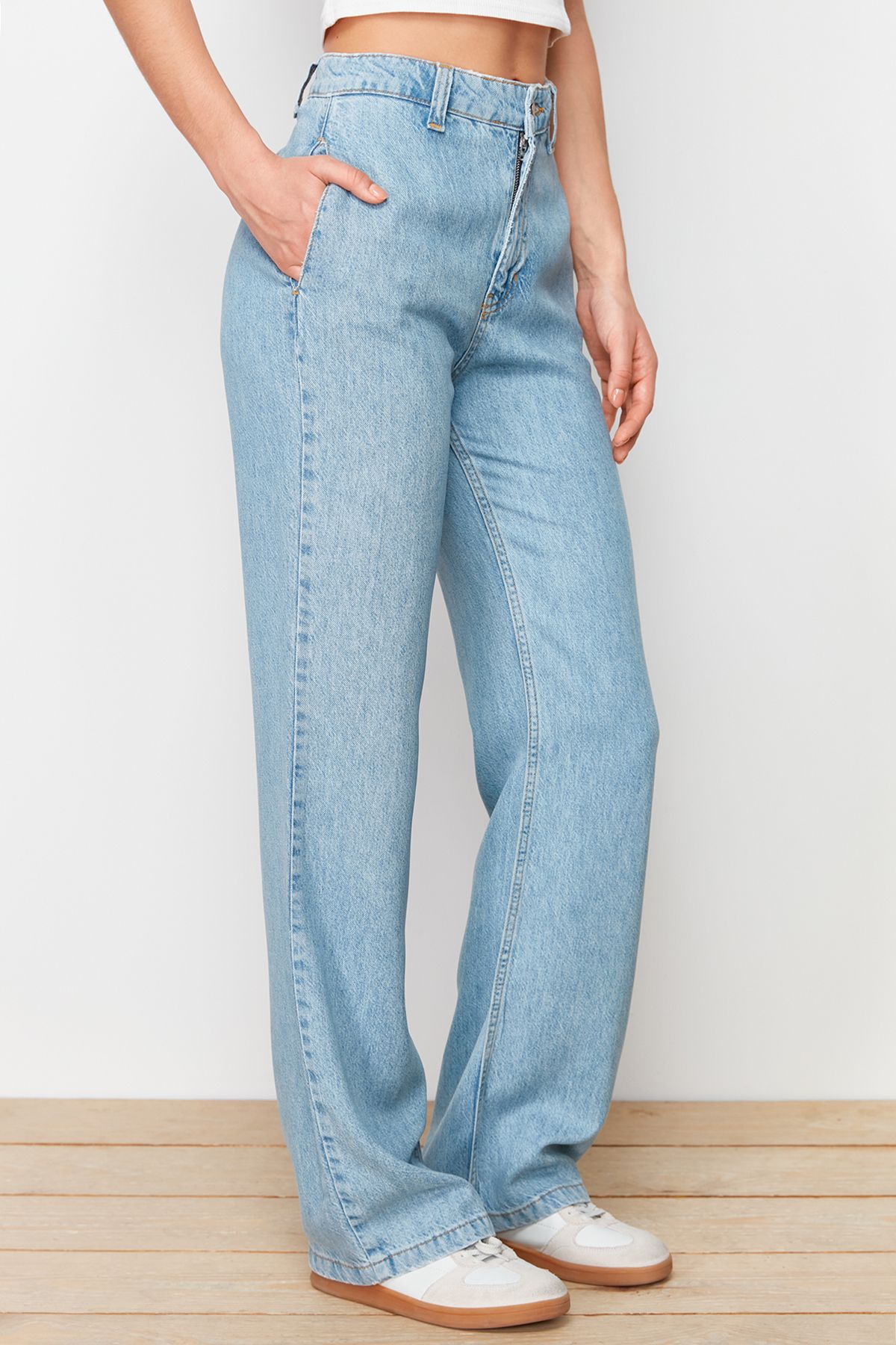 Trendyol Collection-Blaue Jeans mit hoher Taille und weitem Bein aus 100 % Tencel™ und Taschendetail TWOSS24JE00201 4