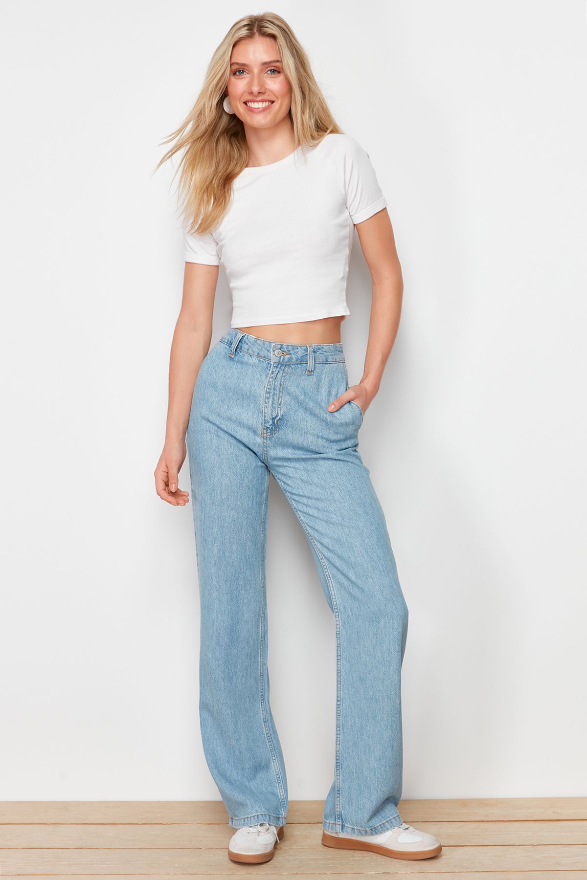 Trendyol Collection-Blaue Jeans mit hoher Taille und weitem Bein aus 100 % Tencel™ und Taschendetail TWOSS24JE00201 1