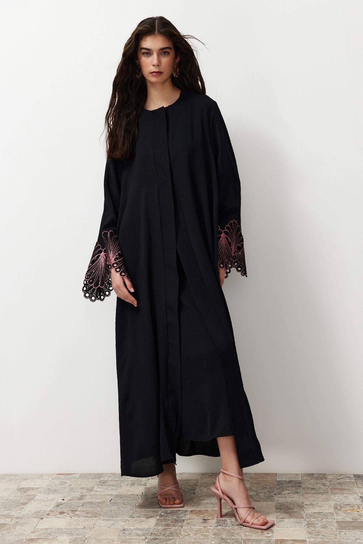Trendyol Modest-Черна дантела/бродерия с детайлна тъкана наметка и абая и джалабия TCTSS24KF00015 3