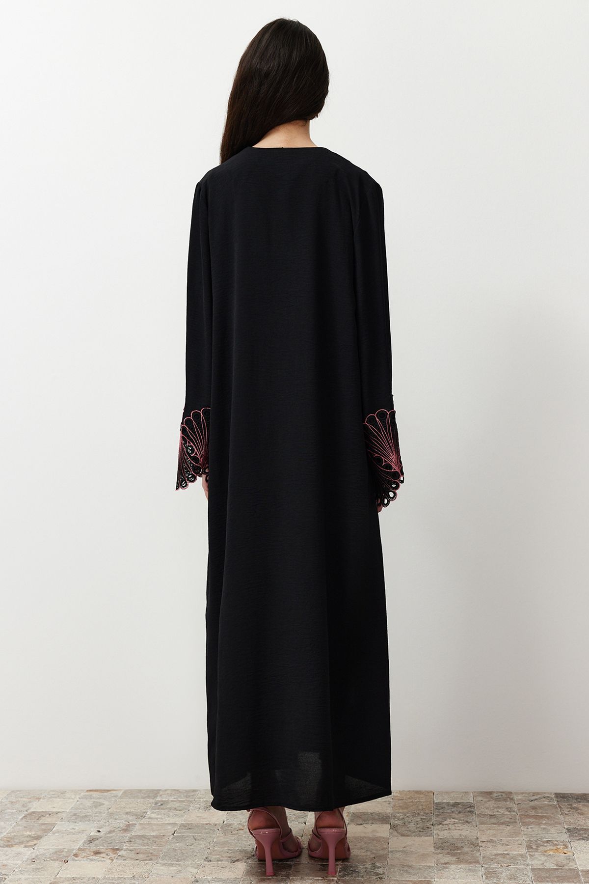 Trendyol Modest-Черна дантела/бродерия с детайлна тъкана наметка и абая и джалабия TCTSS24KF00015 6