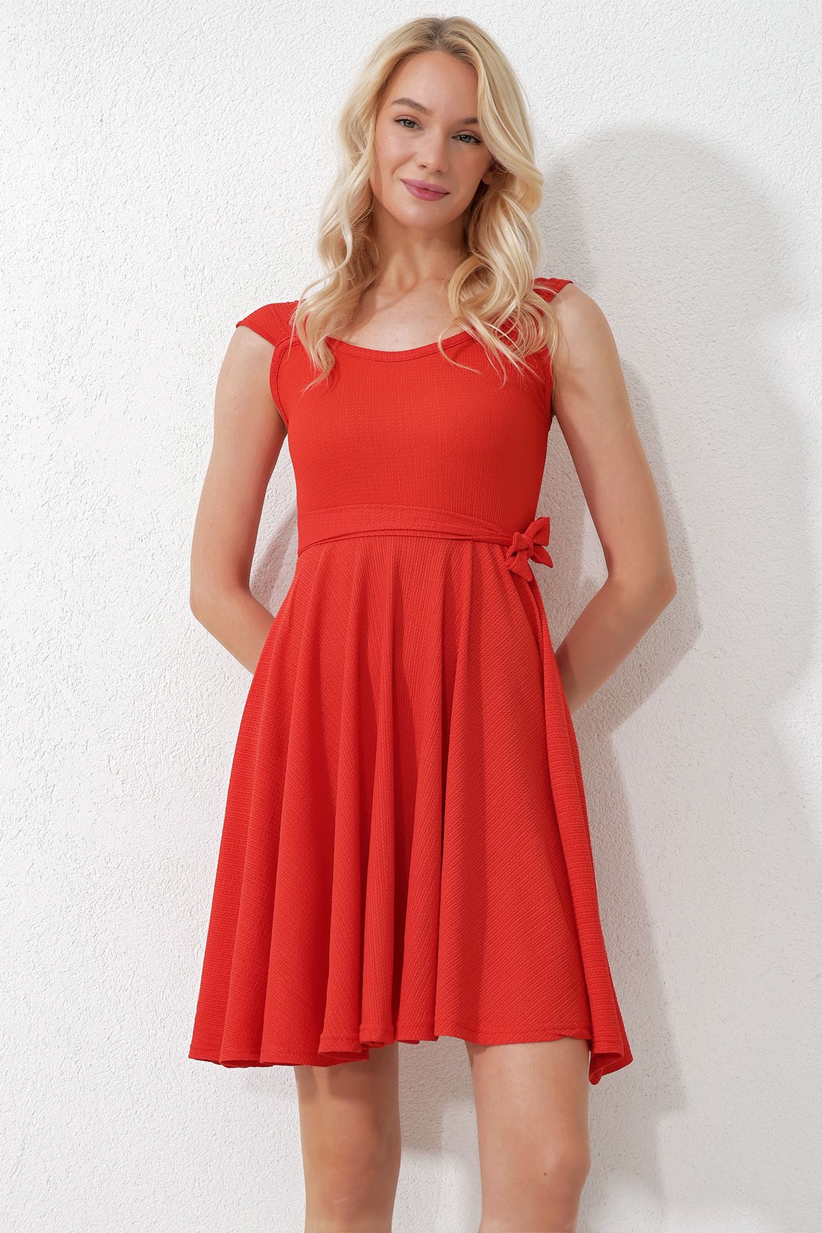 Trend Alaçatı Stili-Korallenrotes Damenkleid mit dickem Trägerrock, Volant und gebundenem Gürtel ALC-X11835 2