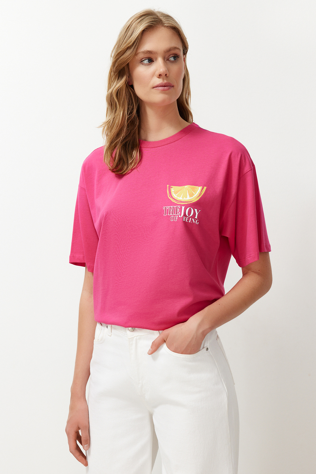 Trendyolmilla  Fuşya Pembe %100 Kalın Pamuklu Sırt ve Ön Baskılı Oversize/Rahat Kesim Örme T-Shirt TWOSS24TS00233 - Görsel 2