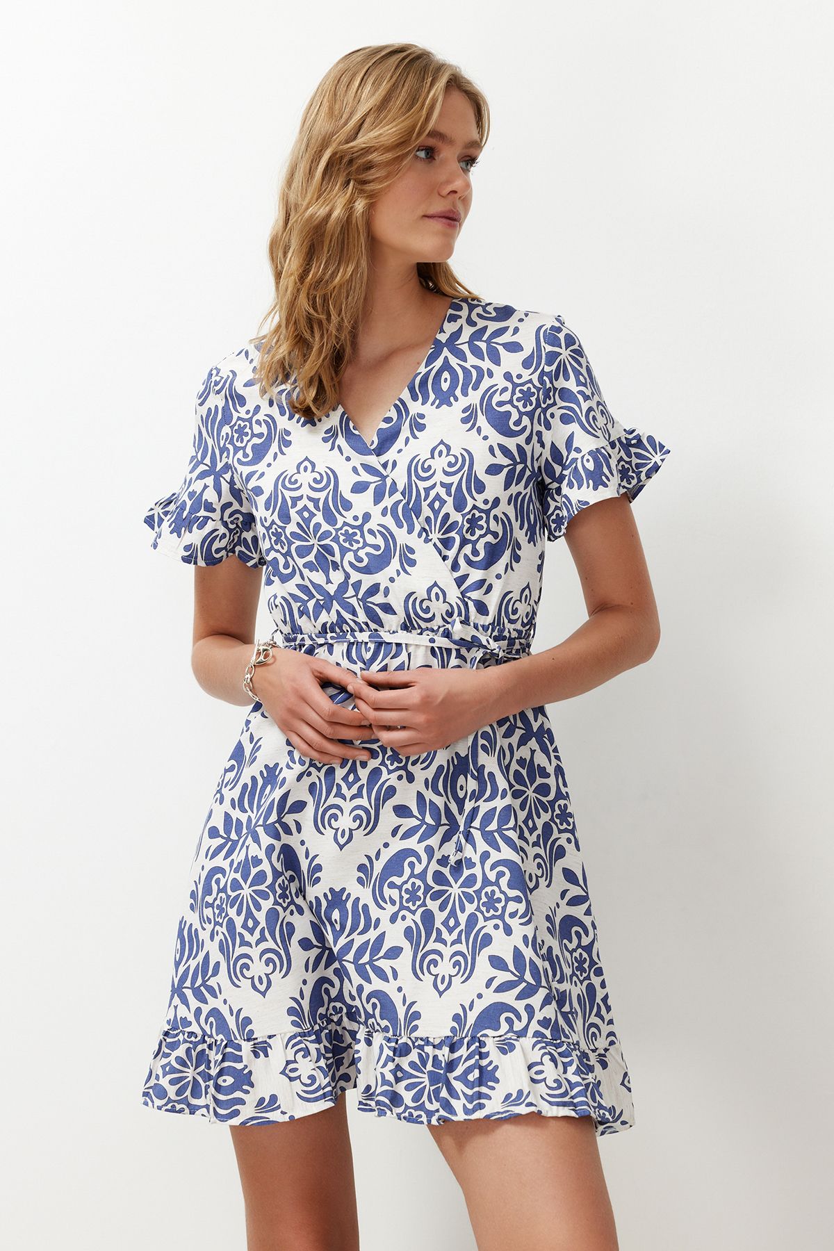 Trendyol Collection-Ecrufarbenes, gewebtes Minikleid mit Rock und Taillenöffnung im ethnischen Muster TWOSS24EL00760 5