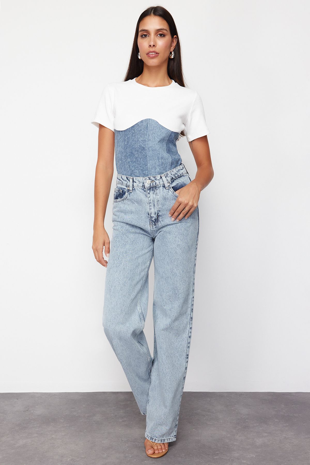 Trendyol Collection Hellblaue Jeans mit hoher Taille und weitem Bein TWOSS23JE00068