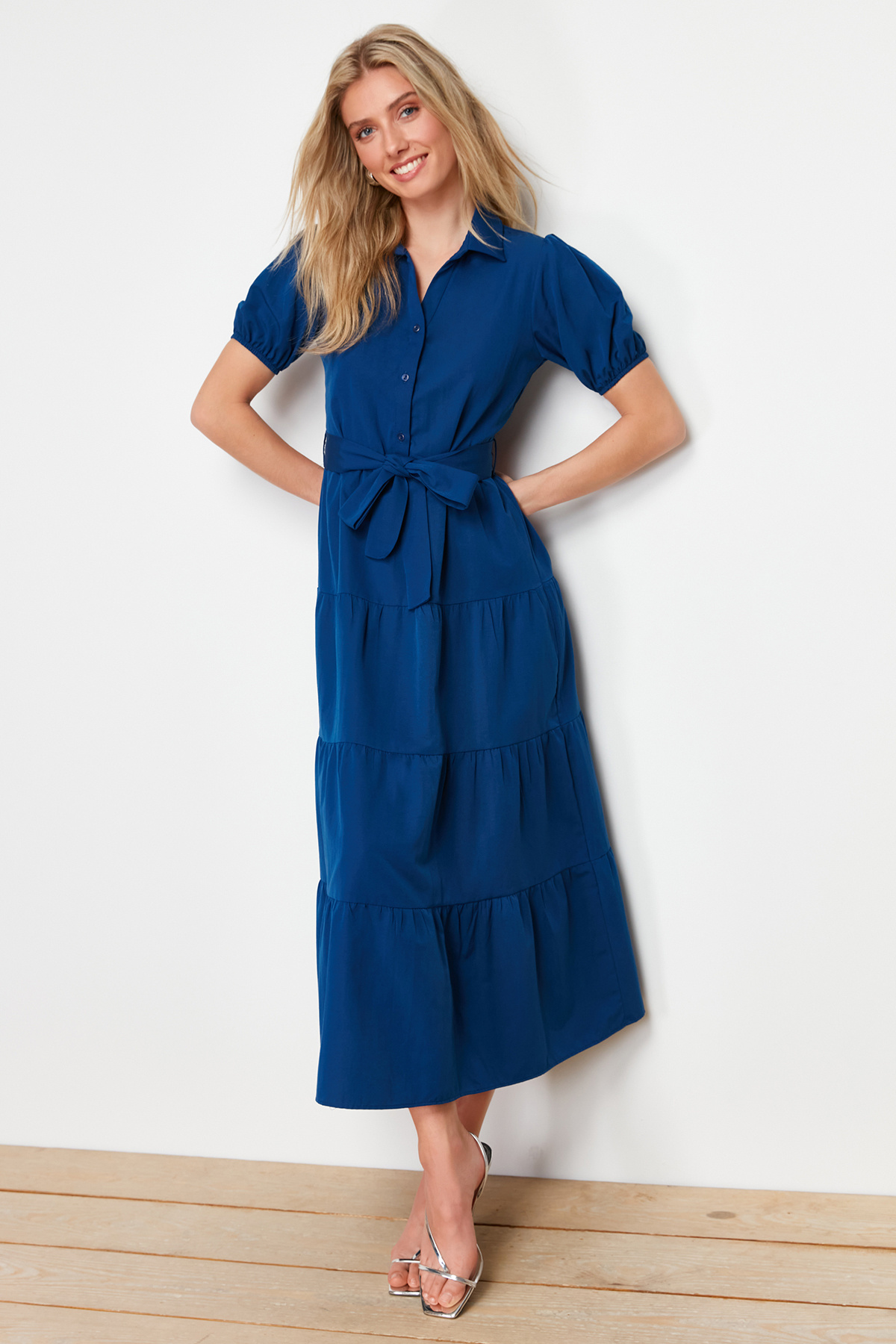 Trendyol Collection-Indigoblaues, weit geschnittenes, gewebtes Maxikleid mit Hemdkragen TWOSS24EL00861 3