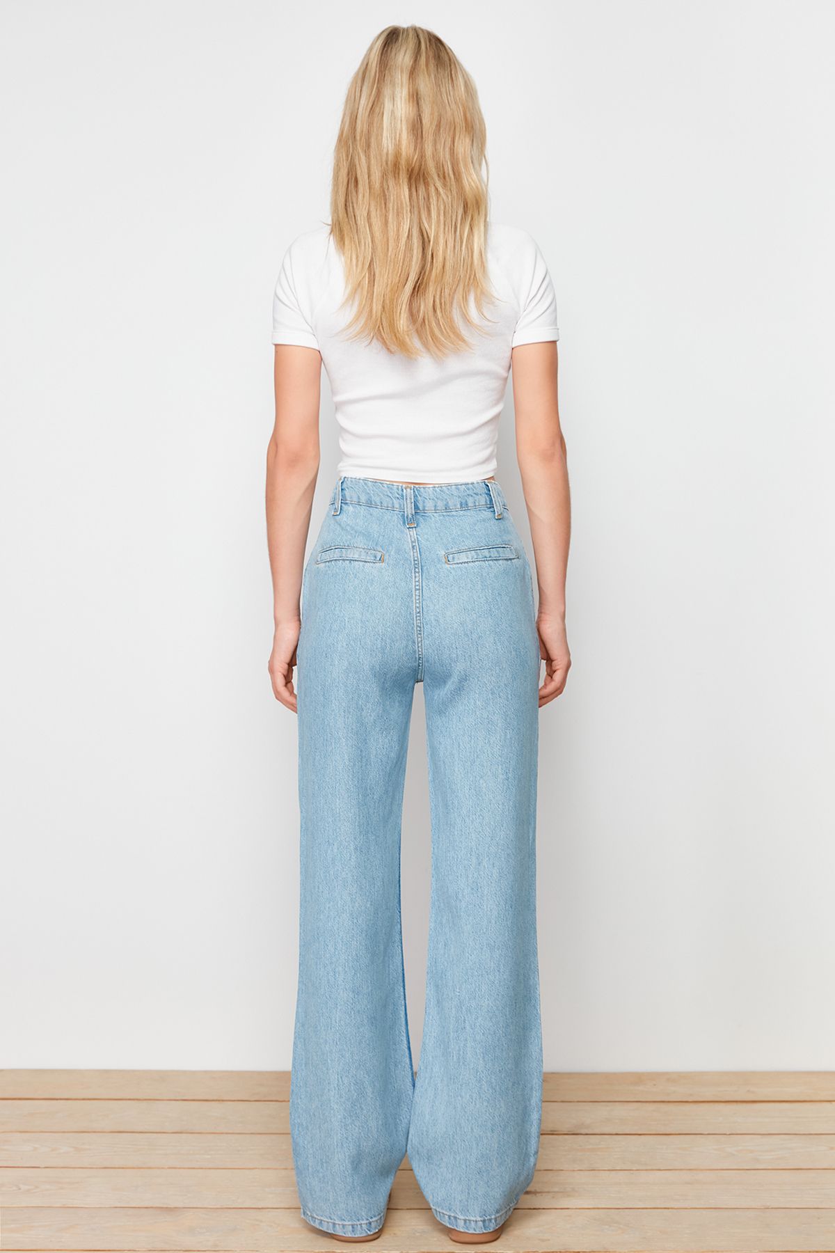 Trendyol Collection-Blaue Jeans mit hoher Taille und weitem Bein aus 100 % Tencel™ und Taschendetail TWOSS24JE00201 6