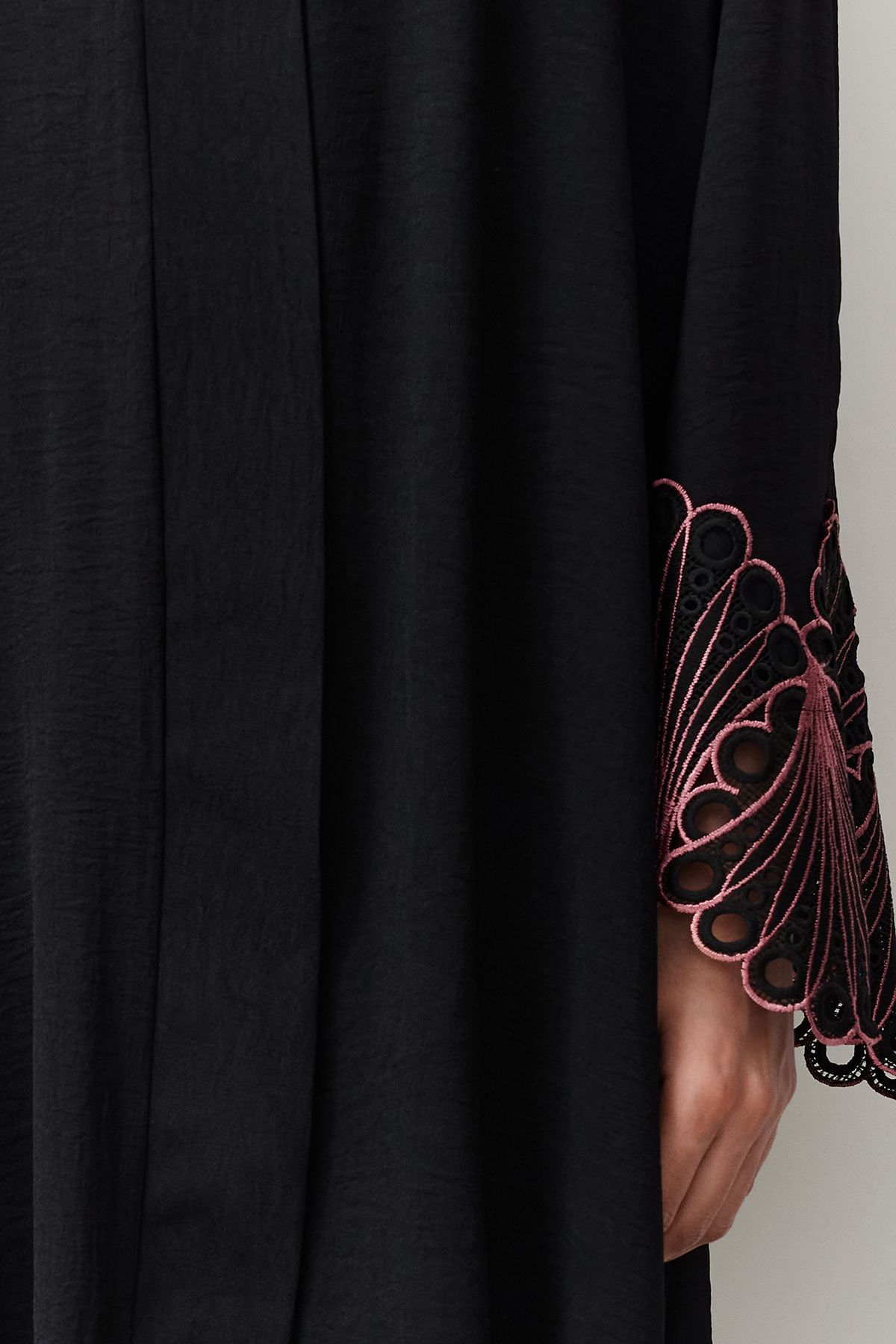 Trendyol Modest-Черна дантела/бродерия с детайлна тъкана наметка и абая и джалабия TCTSS24KF00015 4