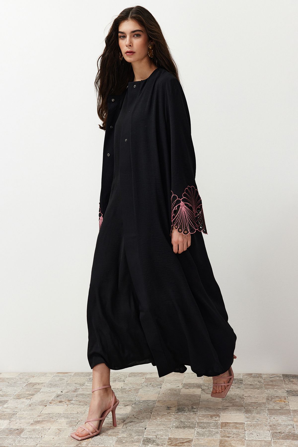 Trendyol Modest-Черна дантела/бродерия с детайлна тъкана наметка и абая и джалабия TCTSS24KF00015 1