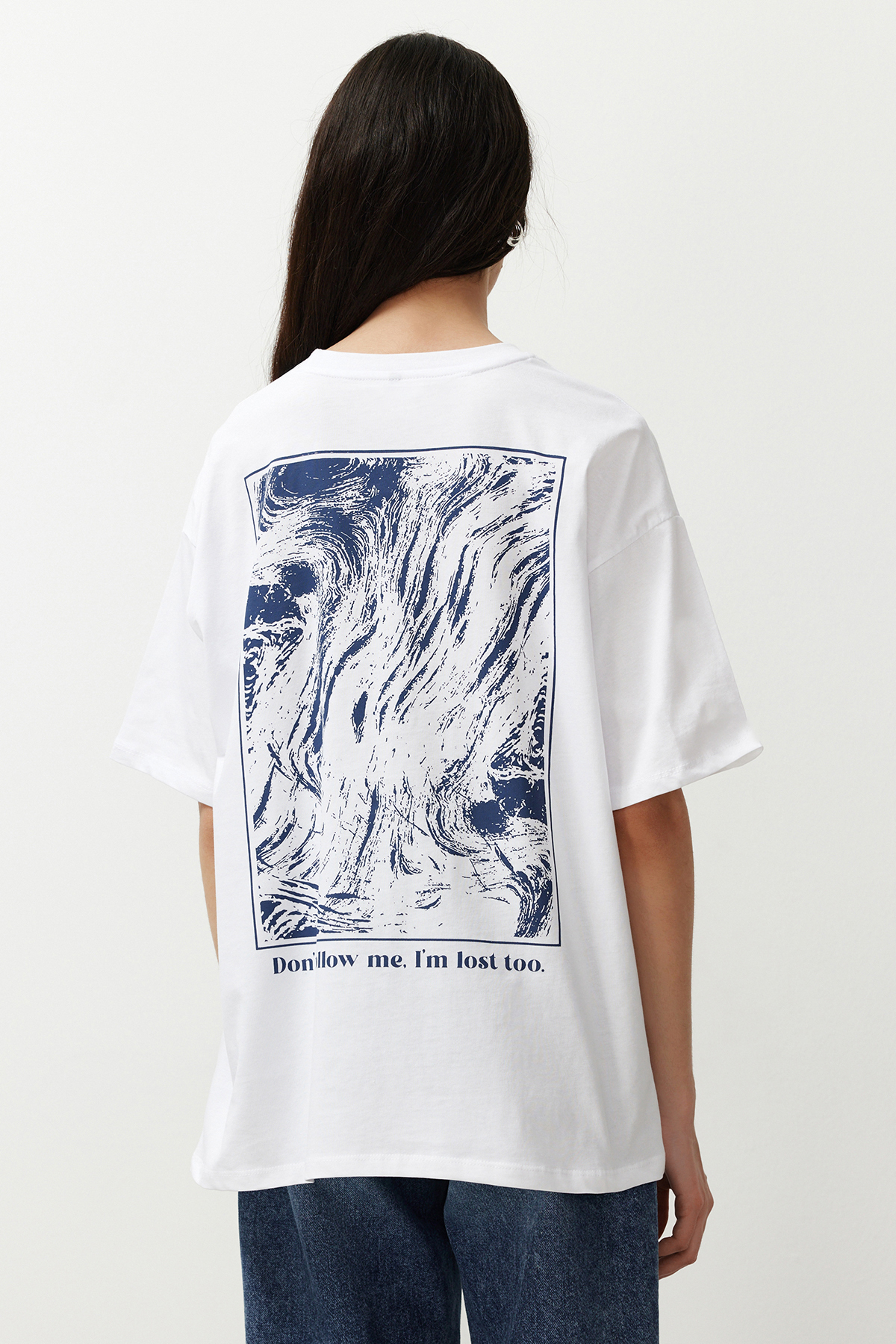 Trendyolmilla  Beyaz %100 Pamuk Sırt ve Ön Baskılı Oversize/Rahat Kesim Örme T-Shirt TWOSS24TS00234 - Görsel 6