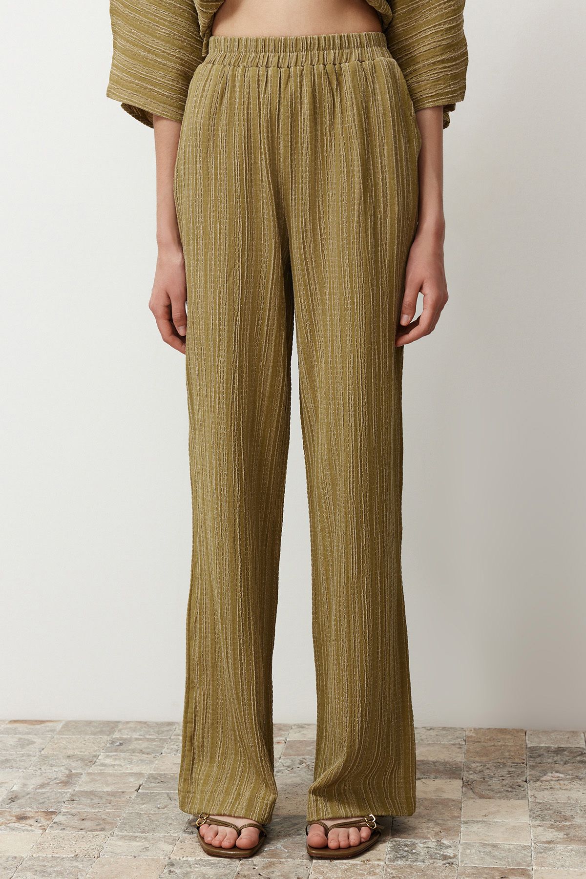 Trendyol Collection-Ölgrüne Hose aus gewebtem Stoff mit elastischem Bund TWOSS24PL00142 5