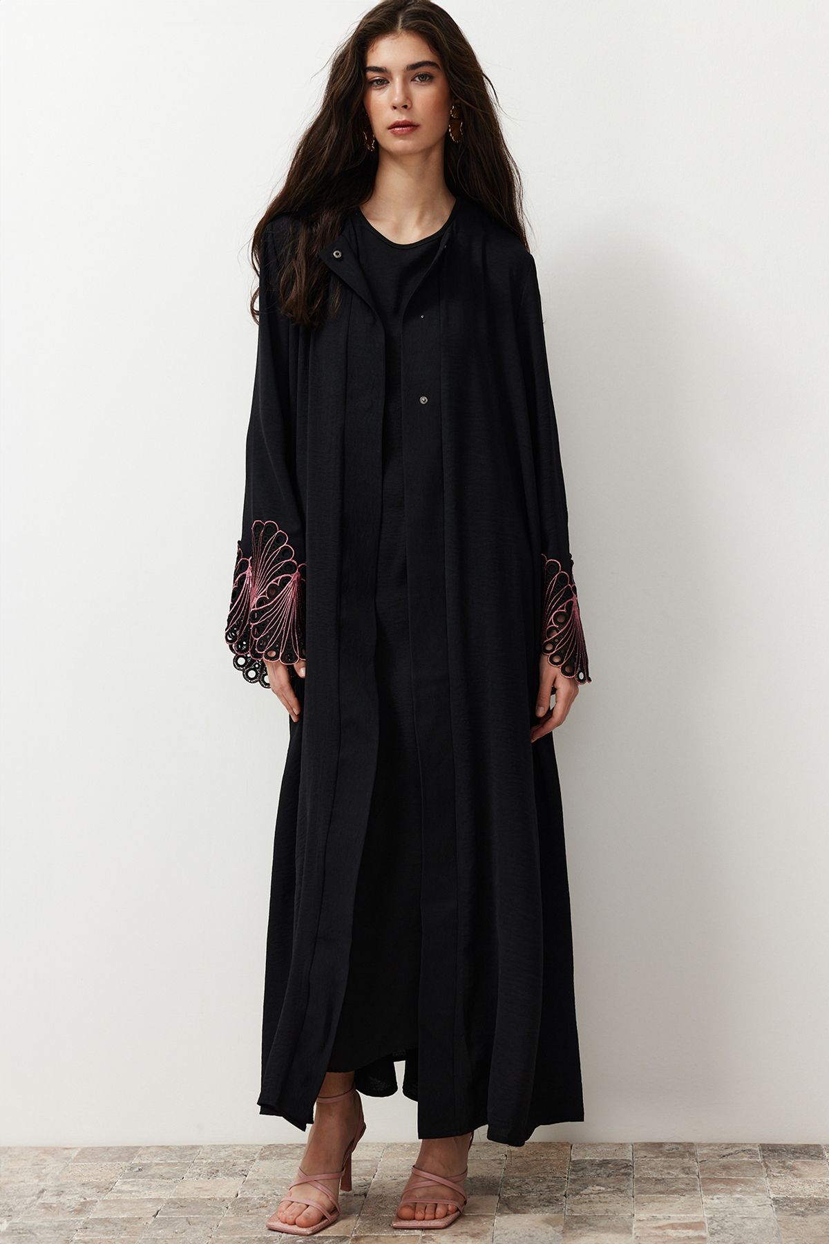 Trendyol Modest-Черна дантела/бродерия с детайлна тъкана наметка и абая и джалабия TCTSS24KF00015 2