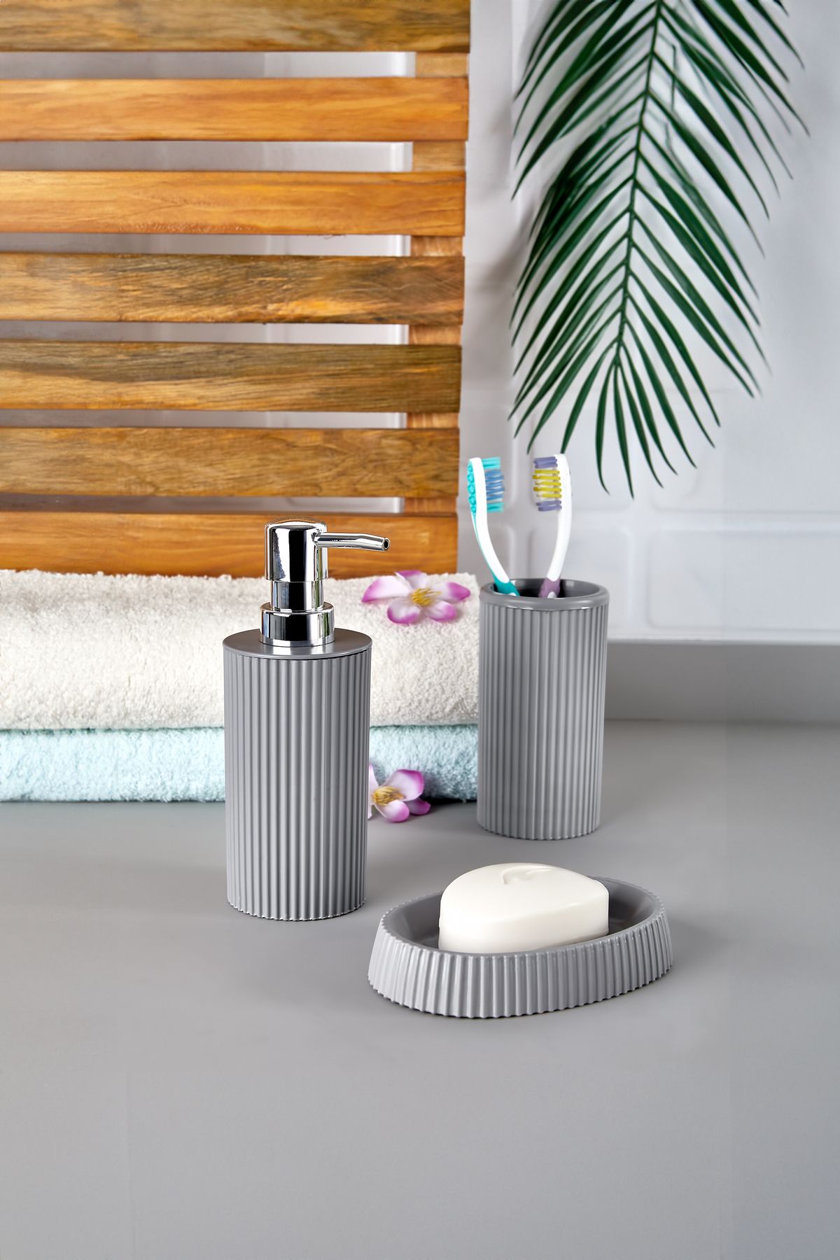 3'lü Plastik Banyo Aksesuar Seti, Şık ve Modern Tasarım, Sıvı ve Katı Sabunluk, Diş Fırçalık Set