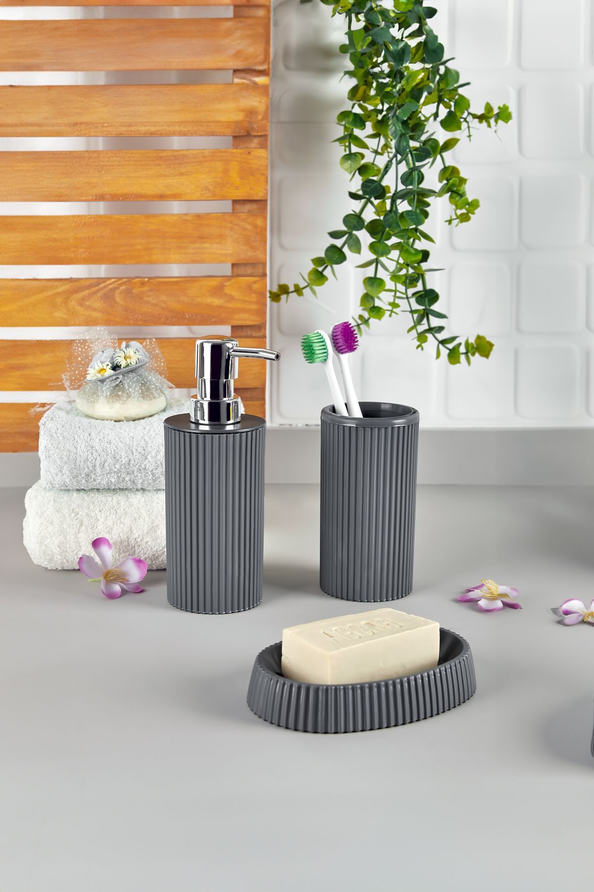 3'lü Plastik Banyo Aksesuar Seti, Şık ve Modern Tasarım, Sıvı ve Katı Sabunluk, Diş Fırçalık Set