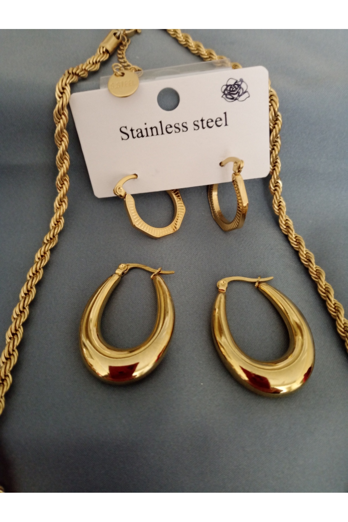 Çelik set- gold 45cm burgu 3mm zincir beşgen 3cm klipsli küpe+ oval bombeli klipsli küpe set. 2
