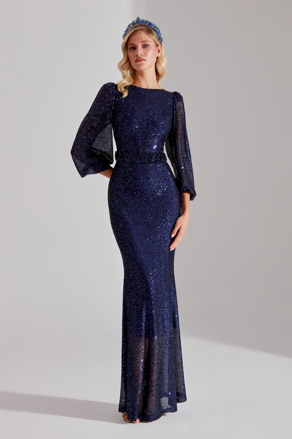 BETTY & SAM-GRACE Glitzerndes, mit Pailletten besetztes DUNKELBLAUES Maxi-Abendkleid für Jungen mit Ballonärmeln 3
