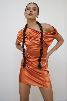 Kadın Turuncu Düşük Omuzlu Drapeli Asimetrik Mini Elbise DR0019