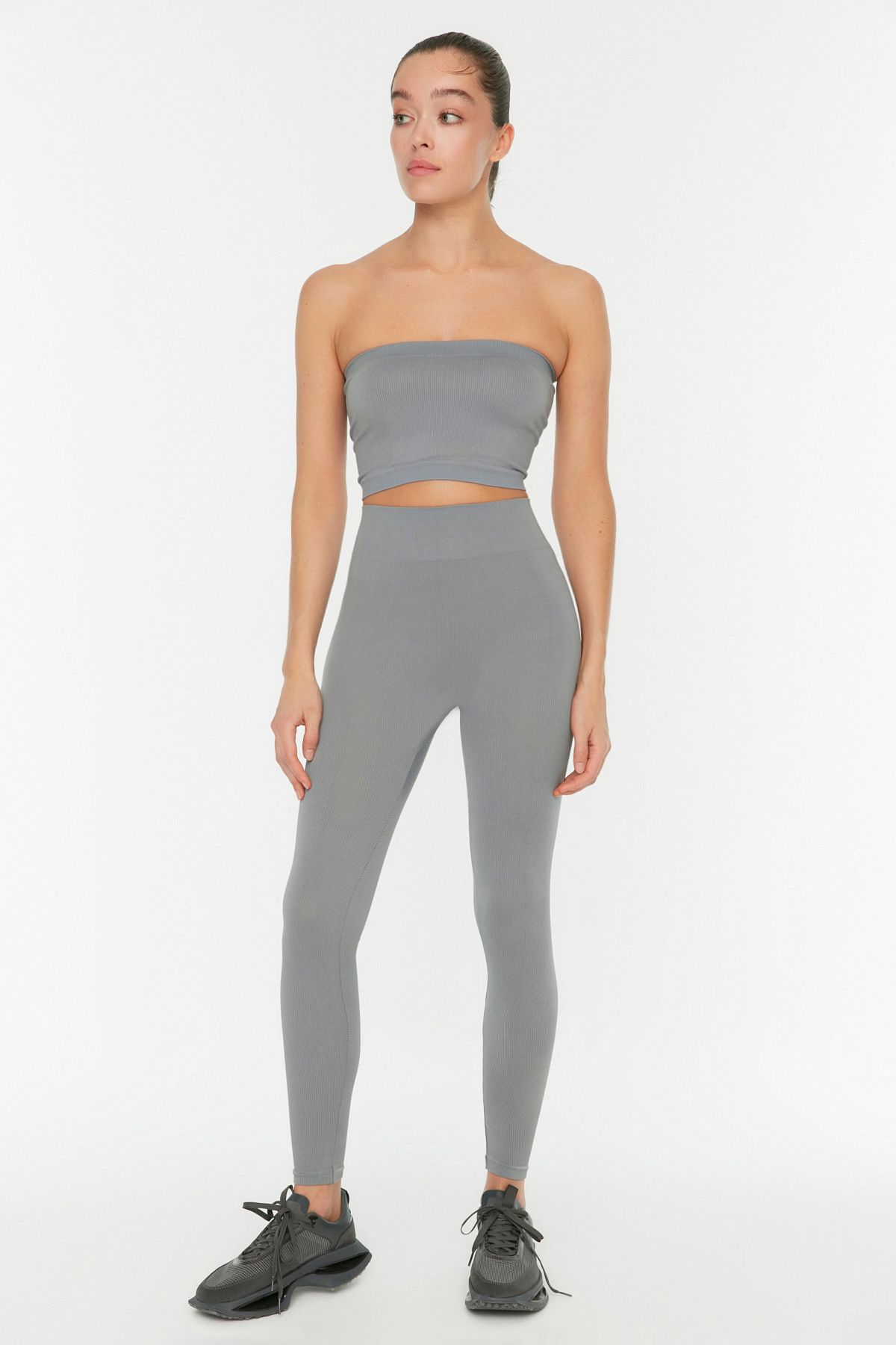 Trendyol Collection-Graue, nahtlos/nahtlos gestrickte Sport-Leggings in voller Länge TWOAW20TA0071 2