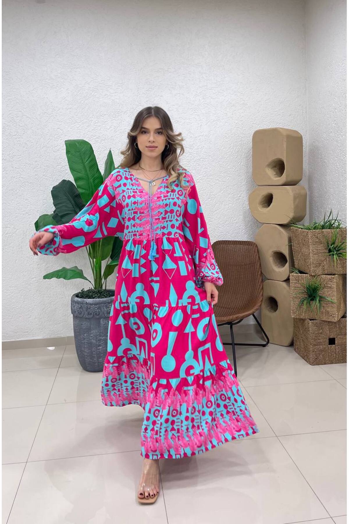 Robe longue à motif, col V et liens, menthe-fuchsia - Görsel 2