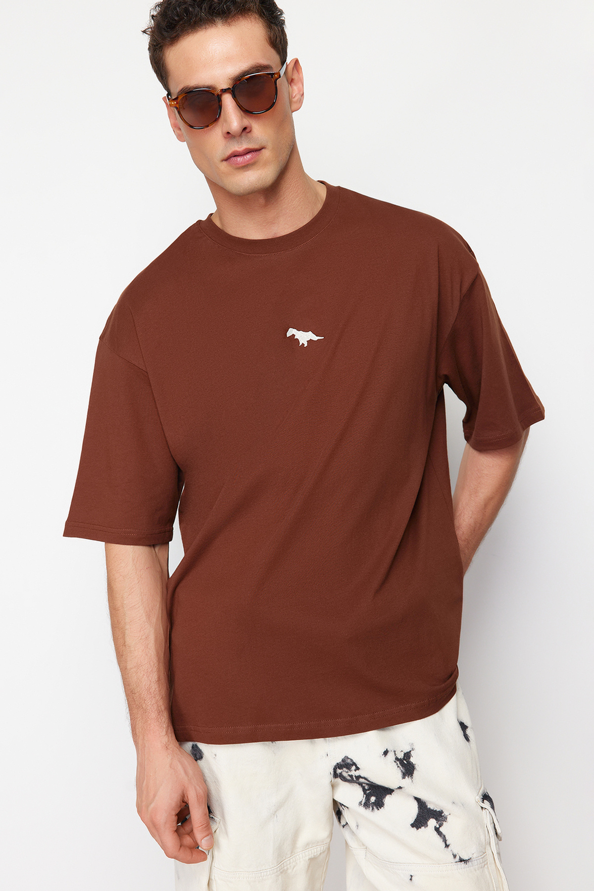 Trendyol Collection-Vyšívané hnědé oversize tričko s dinosaurem – TMNSS23TS00243 4
