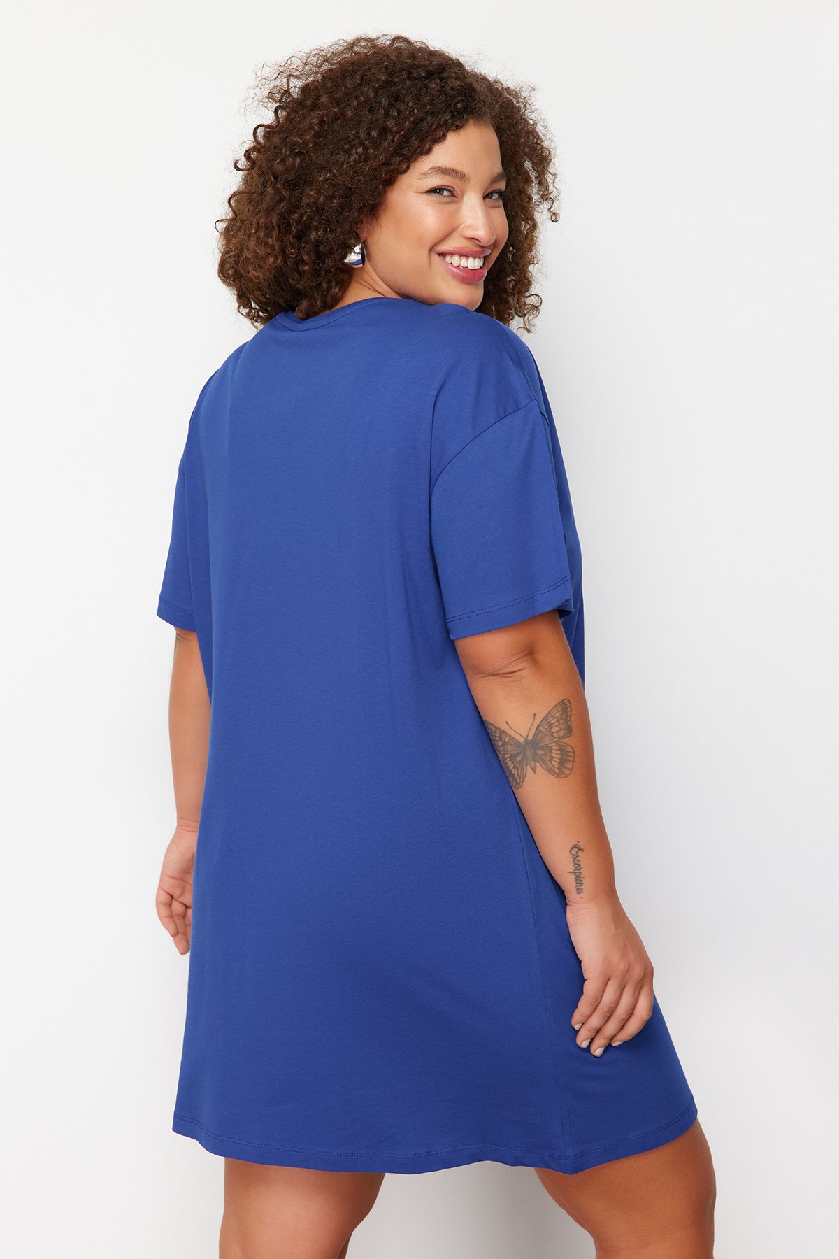 Trendyol Curve-Modré tričkové šaty větší velikosti – 100% bavlna, výstřih s výstřihem, Slogan Print, Tbbss23Ah00162 6