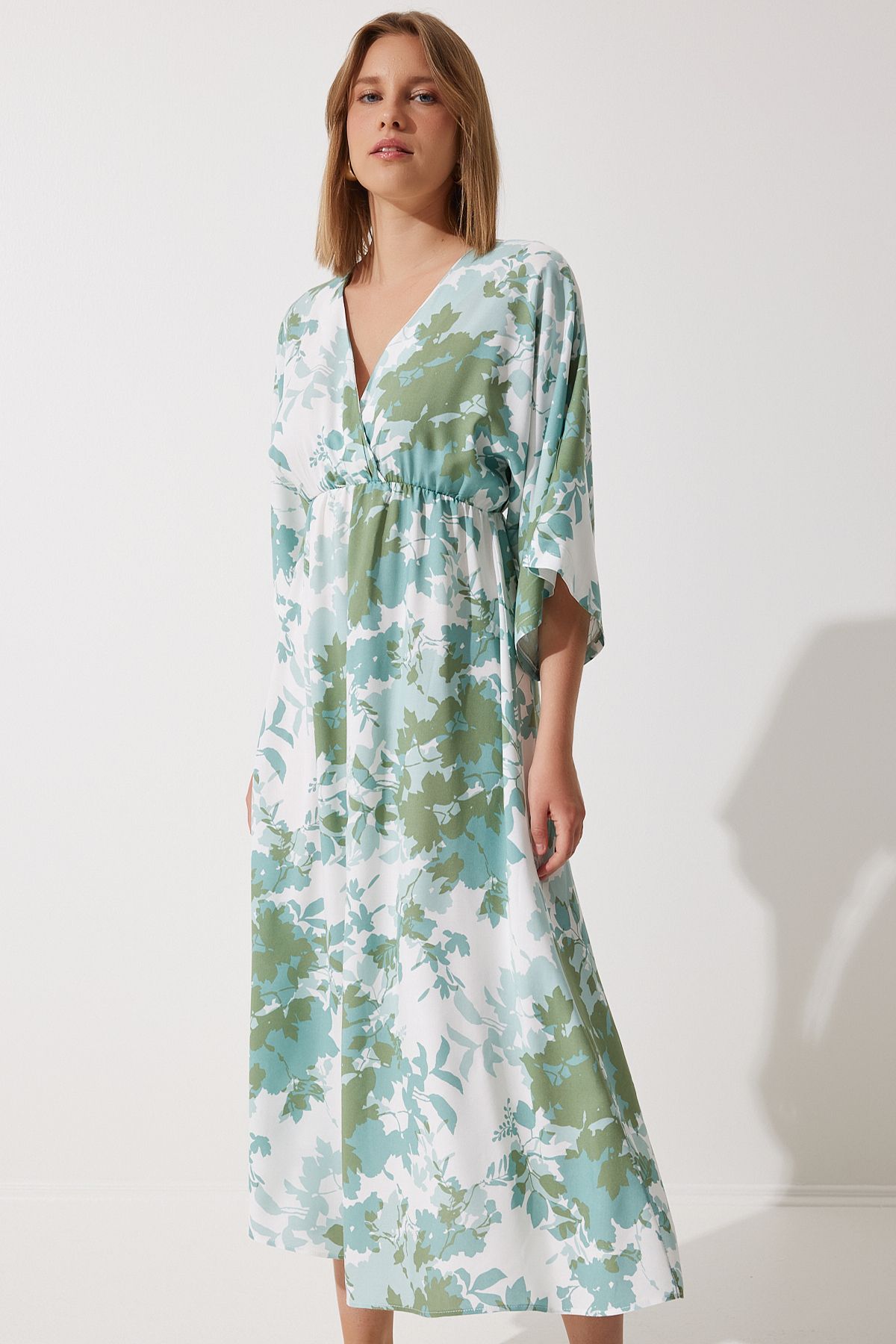 Happiness İstanbul-Grünes gemustertes Sommerkleid aus Viskose mit Wickelkragen für Damen DK00166 3