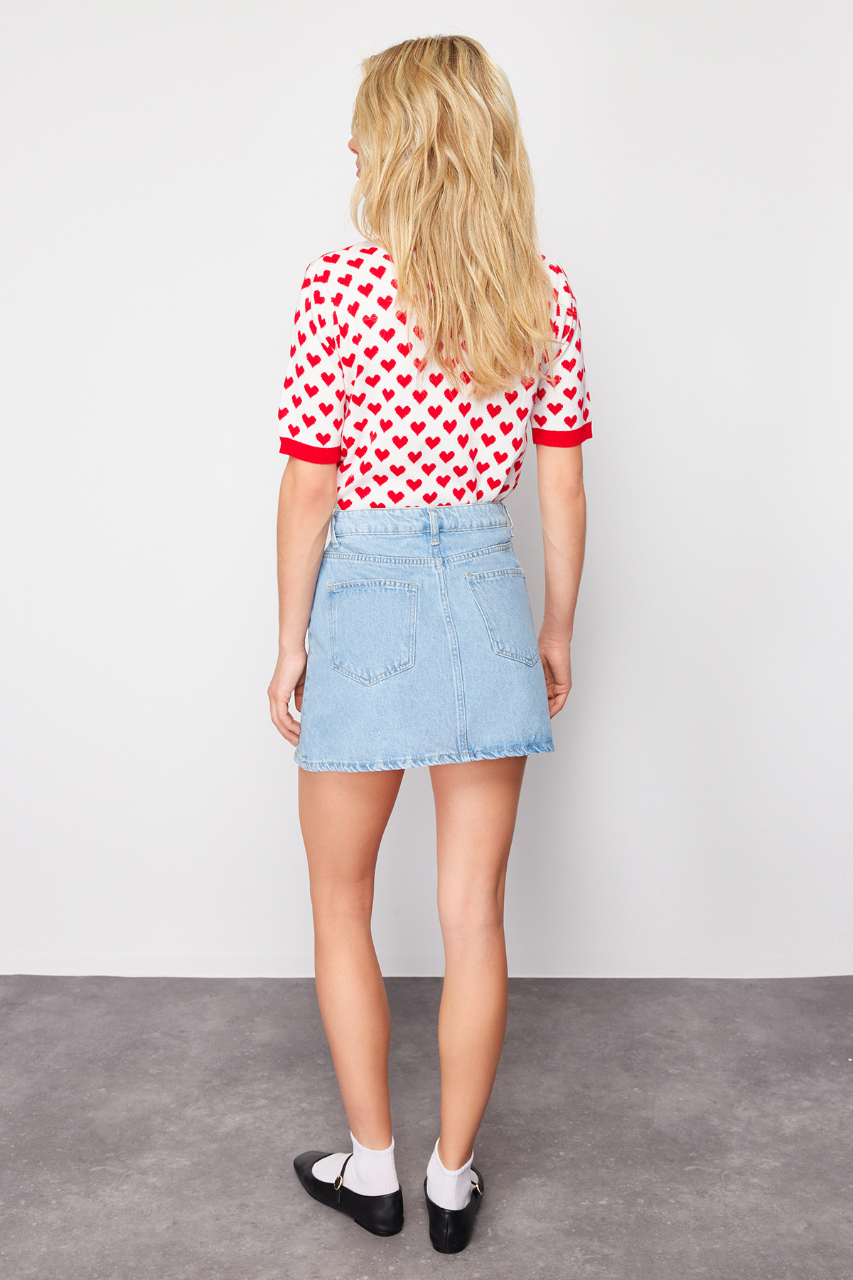 Trendyolmilla  Limited Edition Açık Mavi Yırtmaçlı Mini Denim Etek TWOSS23ET00347 - Görsel 12