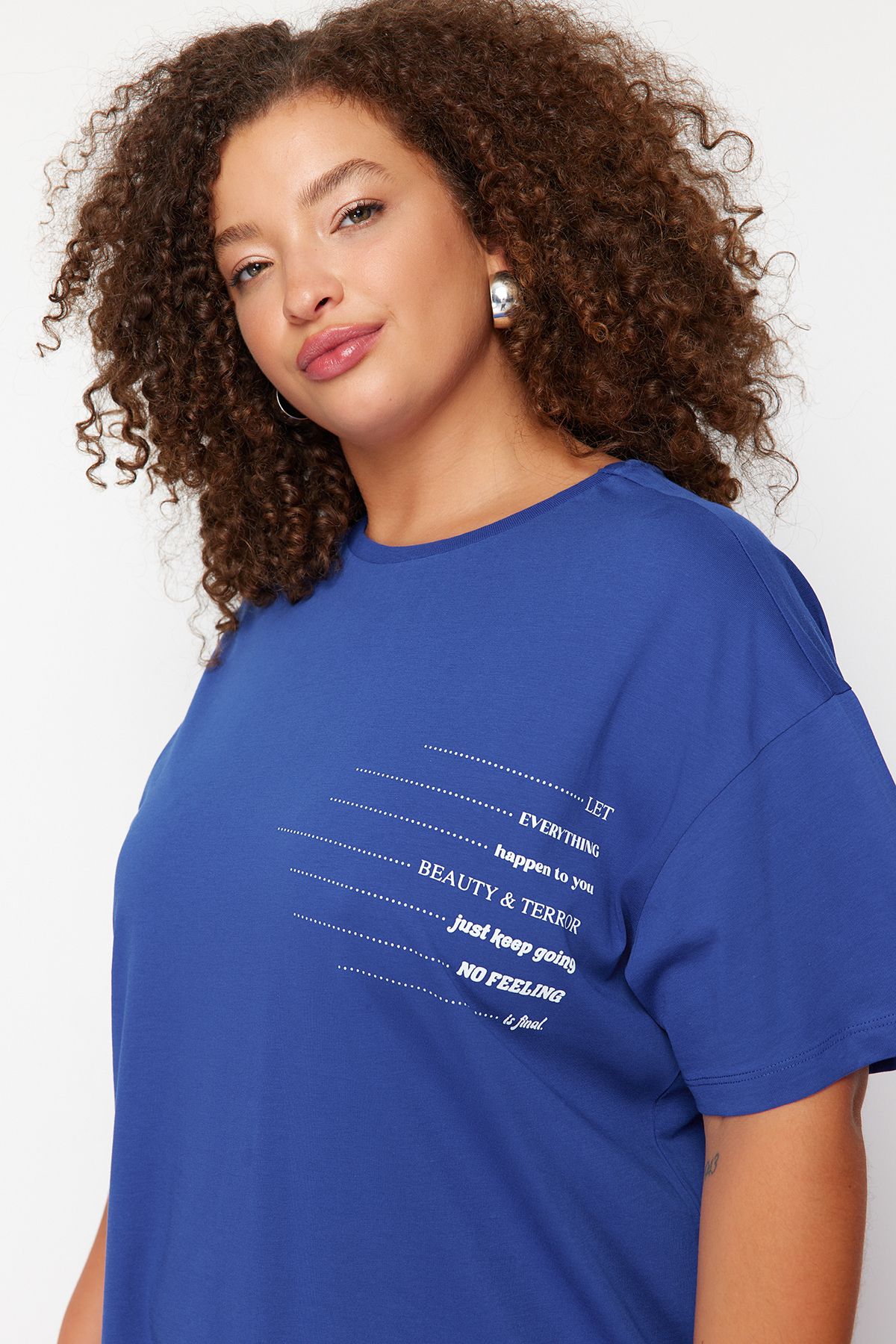 Trendyol Curve-Modré tričkové šaty větší velikosti – 100% bavlna, výstřih s výstřihem, Slogan Print, Tbbss23Ah00162 3