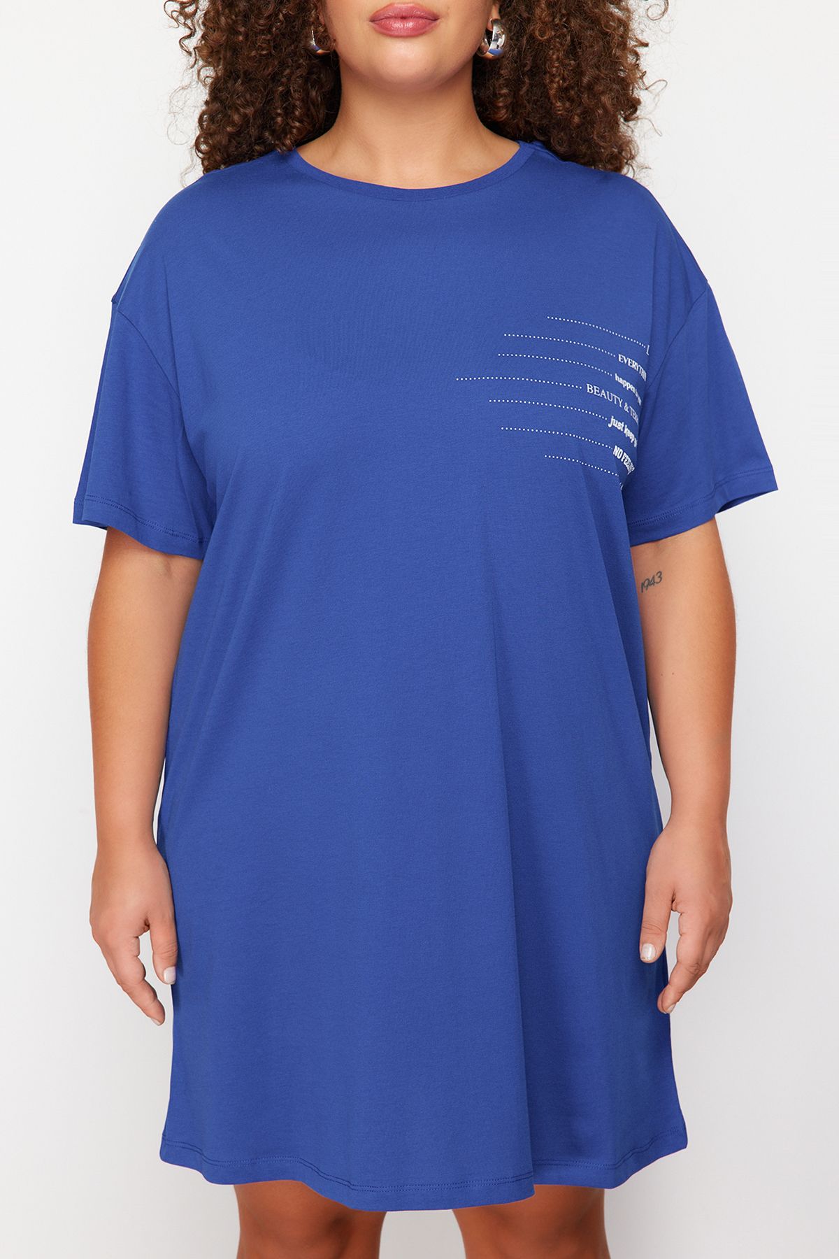 Trendyol Curve-Modré tričkové šaty větší velikosti – 100% bavlna, výstřih s výstřihem, Slogan Print, Tbbss23Ah00162 4