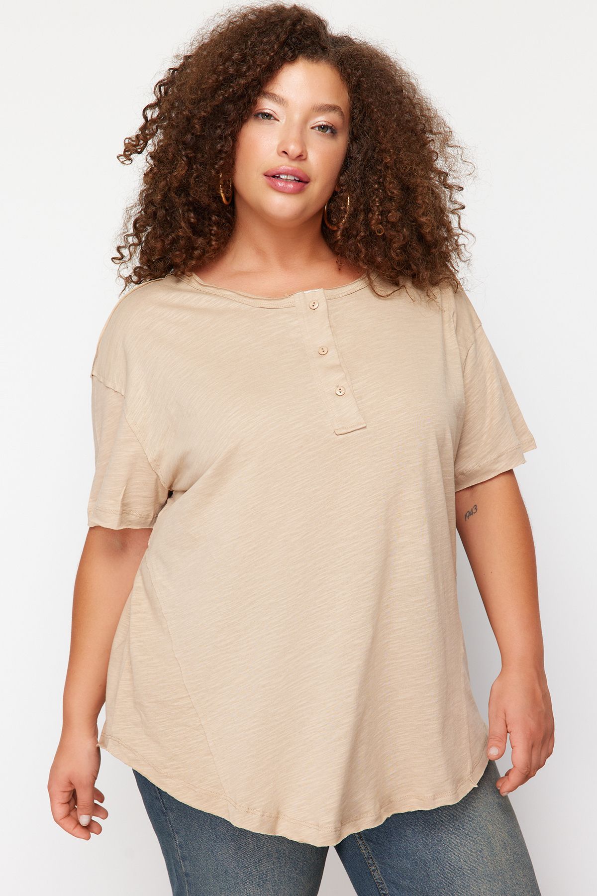 Trendyol Curve-Beige Button Detailed Boyfriend Pletené tričko TBBSS24BF00047 3