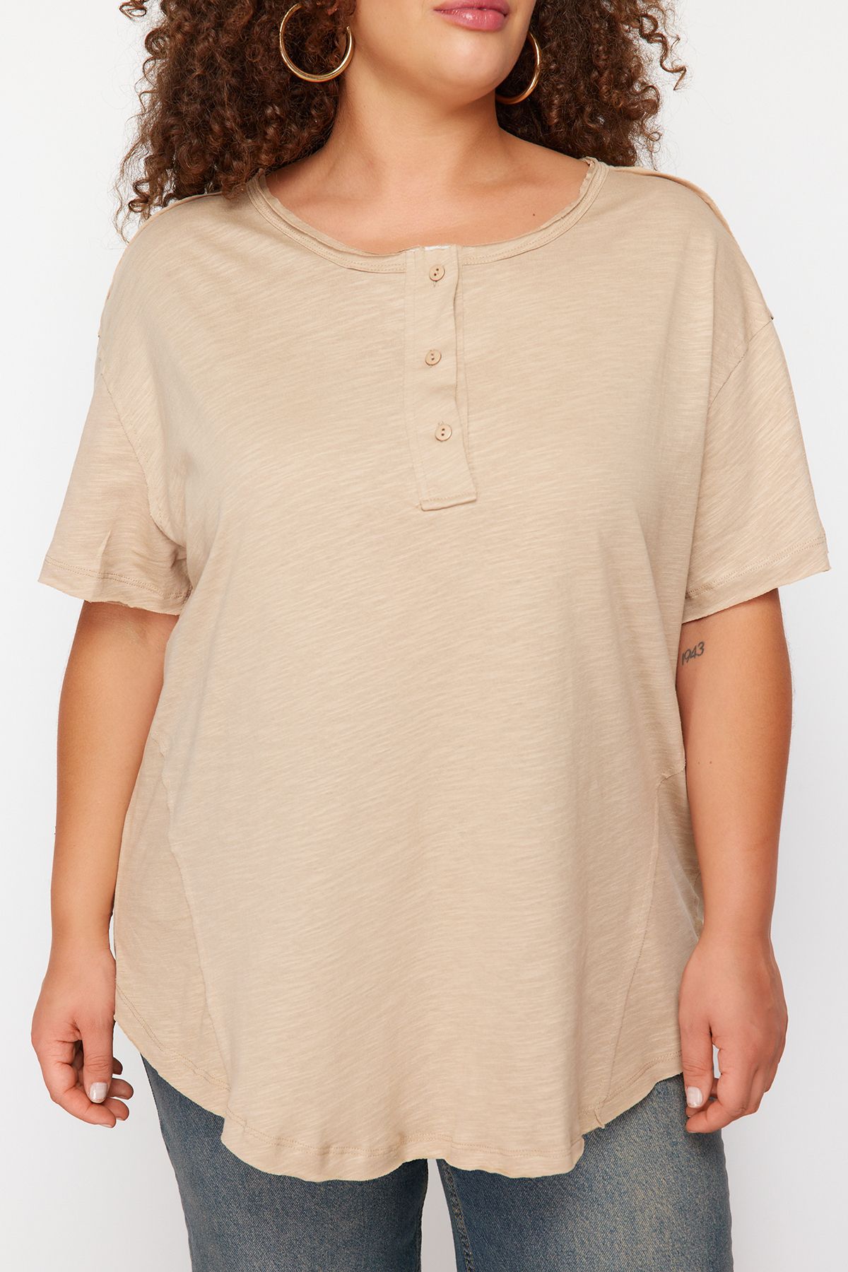 Trendyol Curve-Beige Button Detailed Boyfriend Pletené tričko TBBSS24BF00047 5