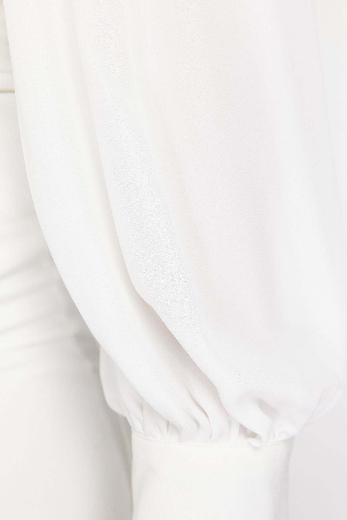 Trendyol Curve-Bílé dlouhé rybí šaty s výstřihem do V – Stylové večerní/Nikah TBBSS24AH00118 3