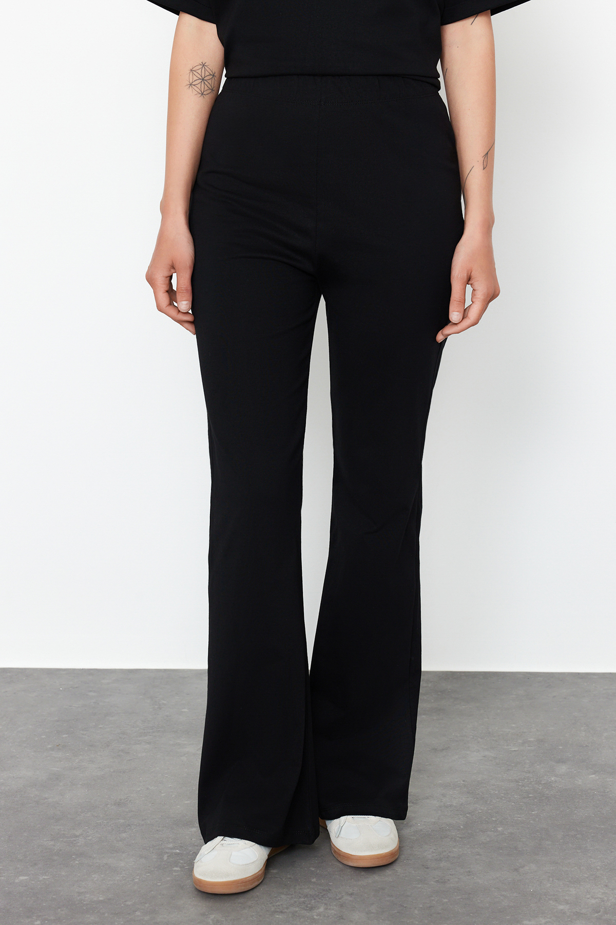 Trendyolmilla  Siyah %100 Pamuk Oversize Kalıp İspanyol Paça Örme T-shirt/Pantolon Alt-Üst Takım TWOSS24AU00059 - Görsel 5