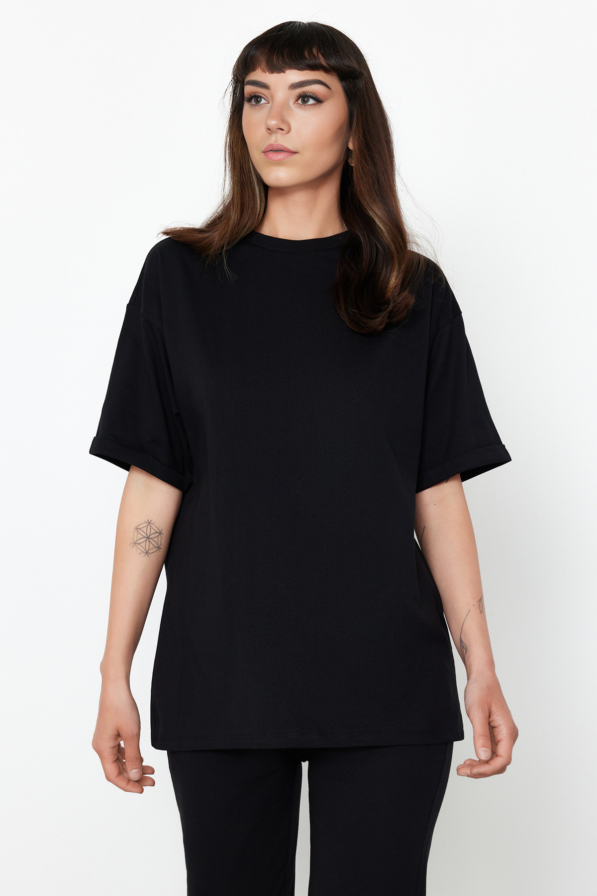 Trendyolmilla  Siyah %100 Pamuk Oversize Kalıp İspanyol Paça Örme T-shirt/Pantolon Alt-Üst Takım TWOSS24AU00059 - Görsel 2