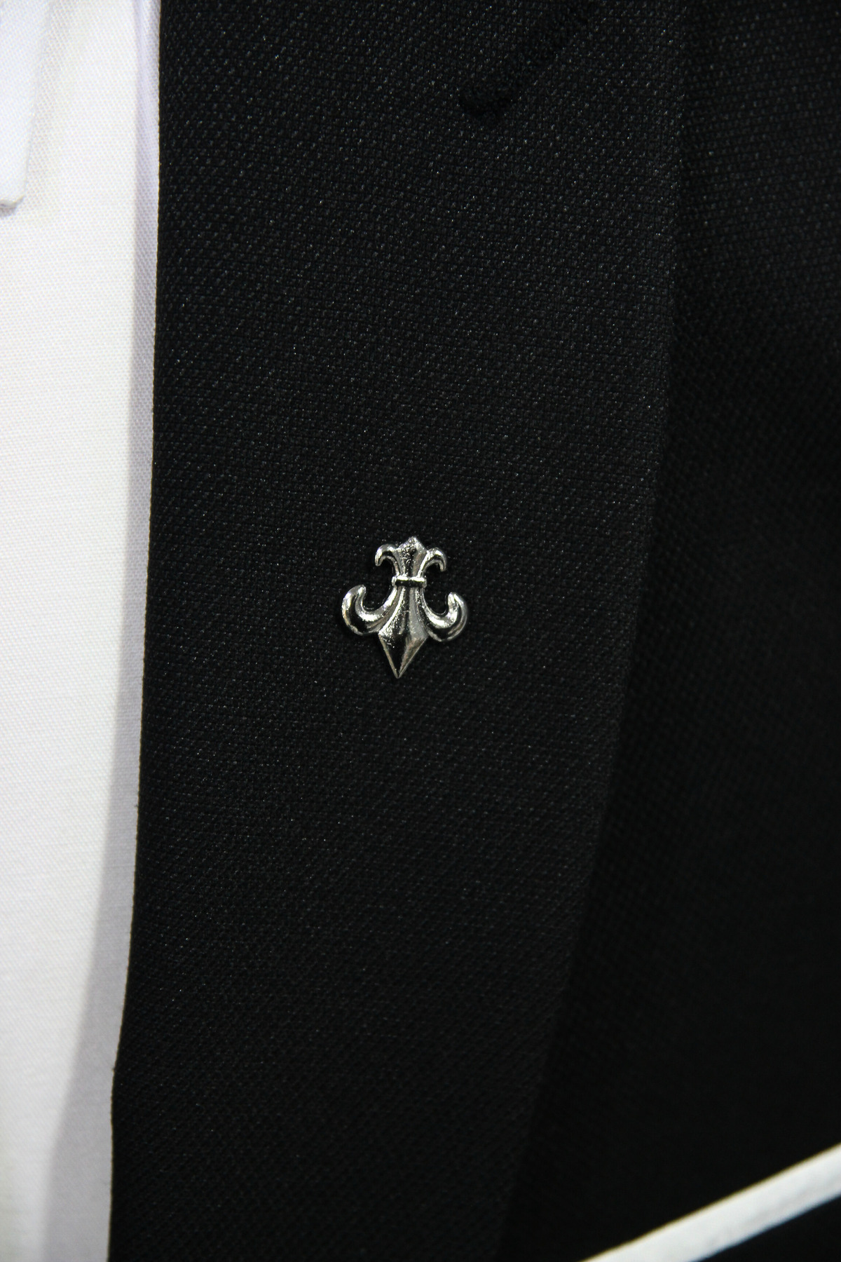 Elegante Cravatte Fleur De Lys (ZAMBAK) Gümüş Renk Ceket Yaka Iğnesi Broş Rozet