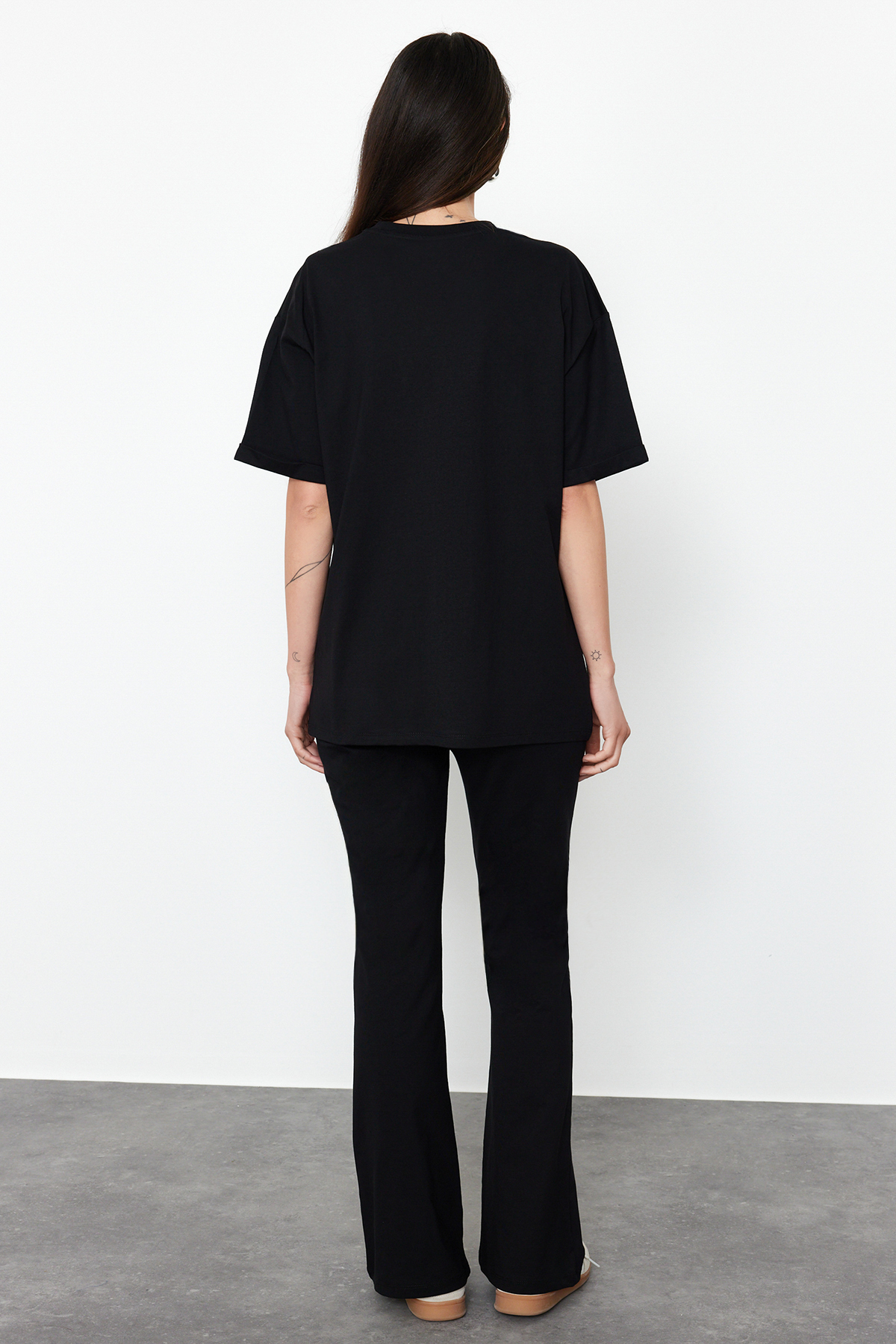 Trendyolmilla  Siyah %100 Pamuk Oversize Kalıp İspanyol Paça Örme T-shirt/Pantolon Alt-Üst Takım TWOSS24AU00059 - Görsel 6