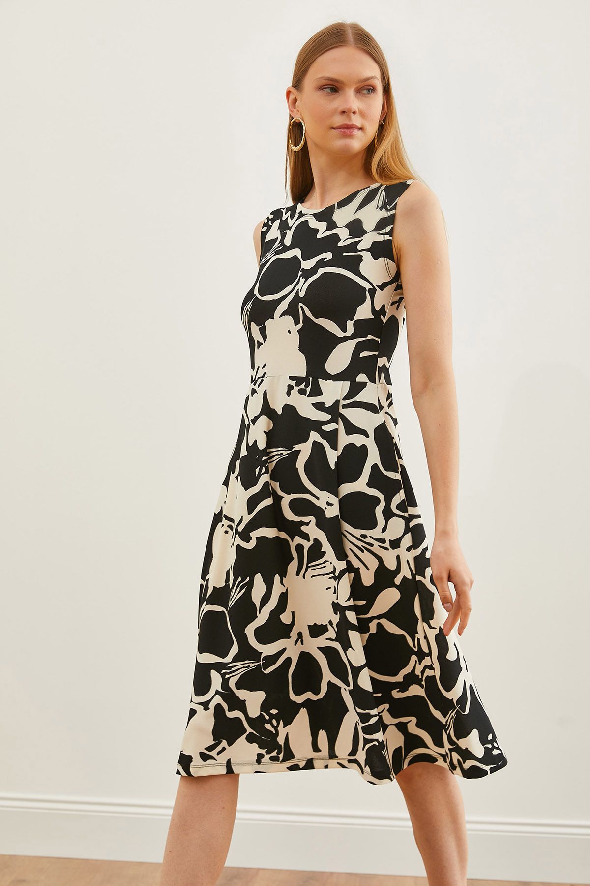Olalook-Weißes, schwarzes Kleid mit ausgestelltem Bein und Taschen für Damen ELB-19000480 5